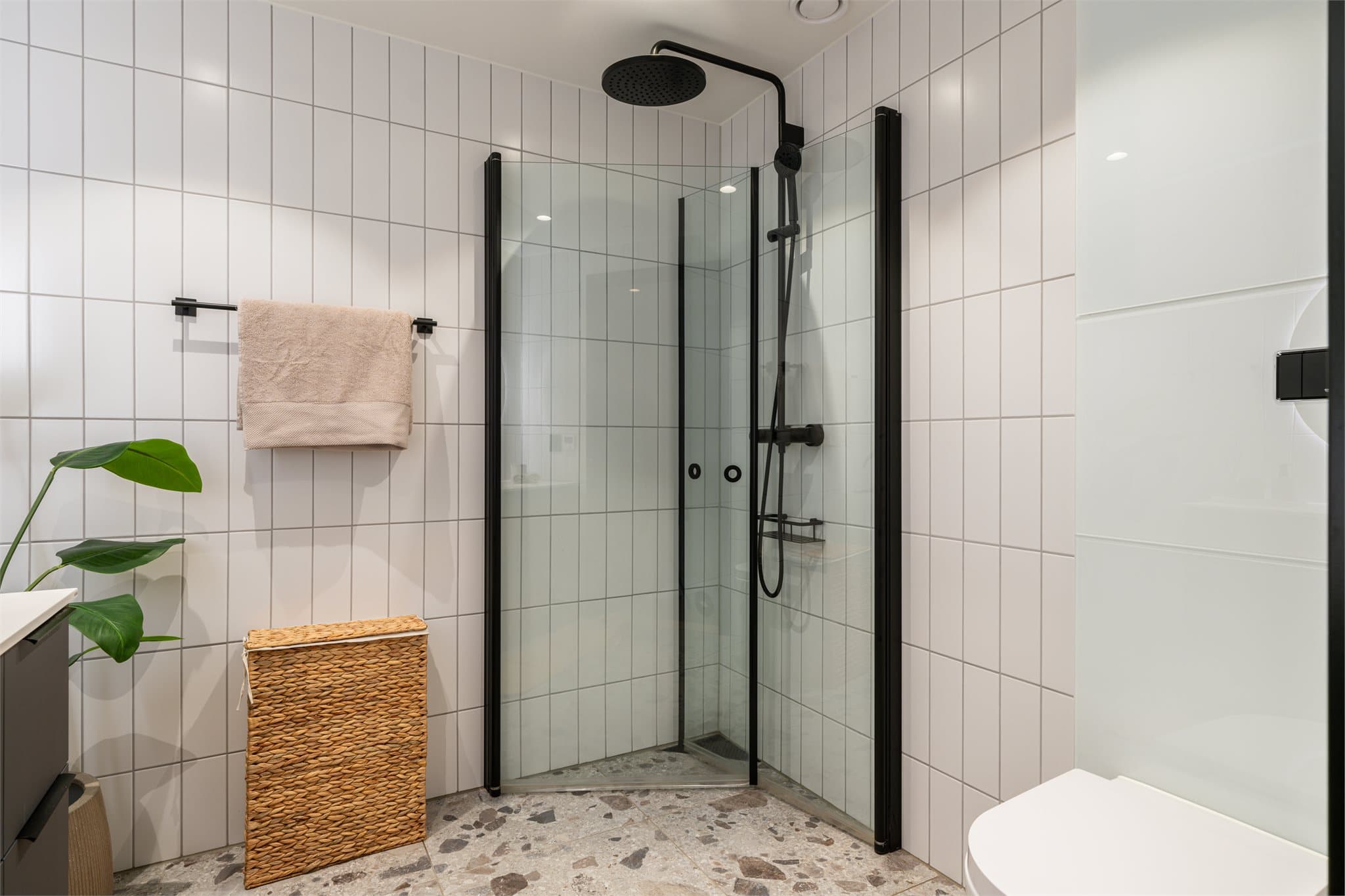 Badet er innredet med med det mest essensielle. Det er også vannbåren gulvvarme.
