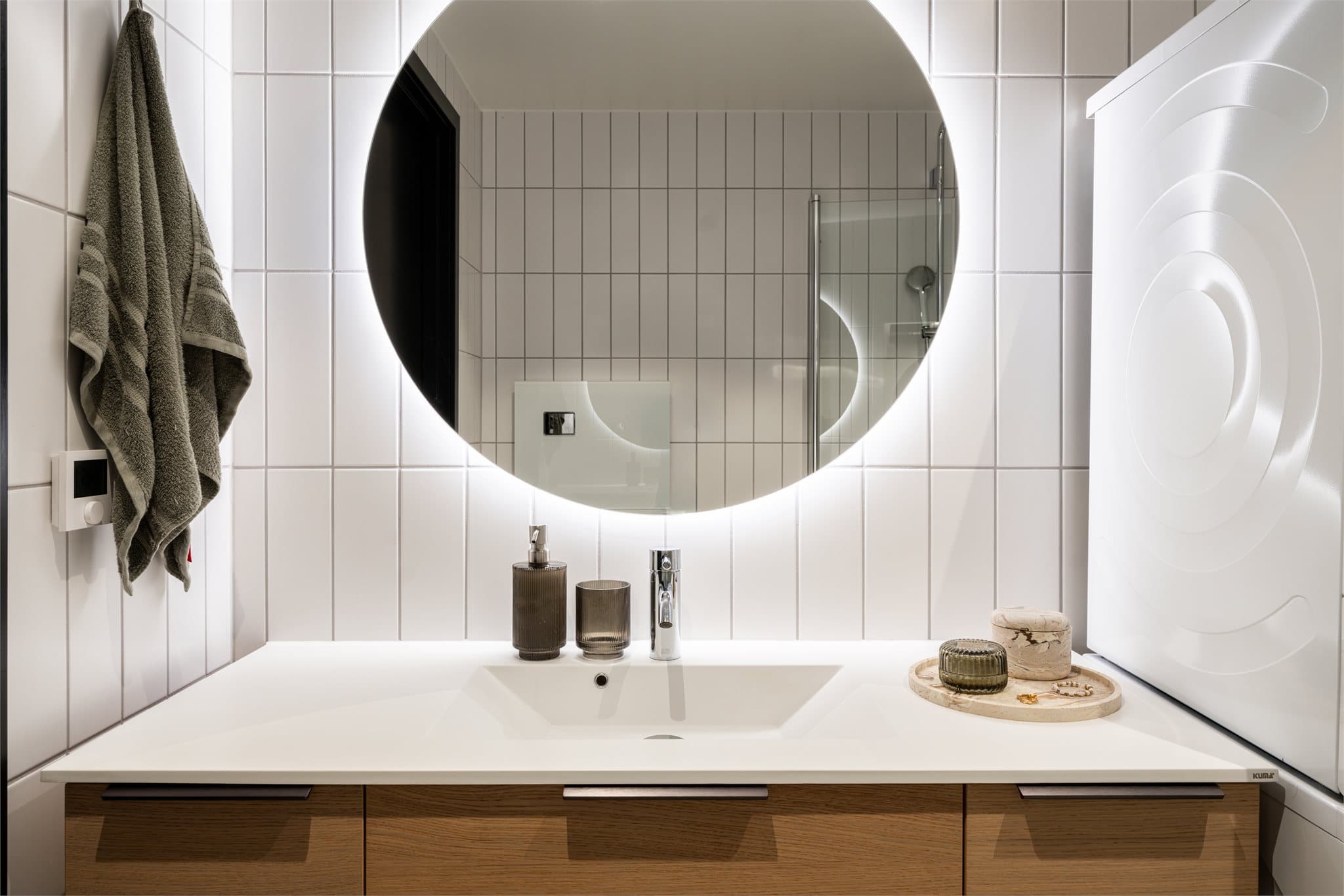 Her er det opplegg for vaskemaskin og tørketrommel. Badet har vannbåren gulvvarme.