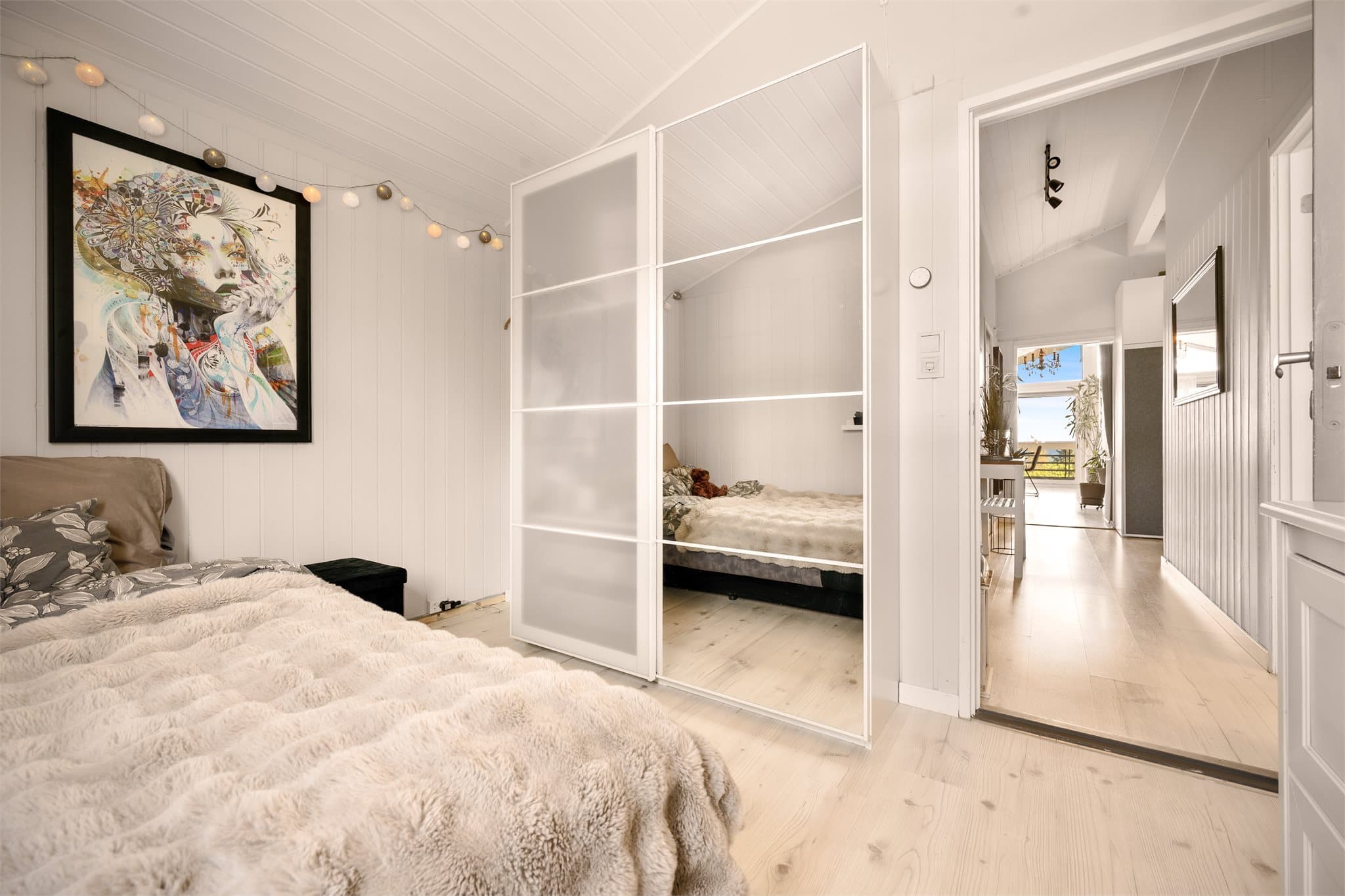 Soverom 2 med skyvedørsgarderobe.