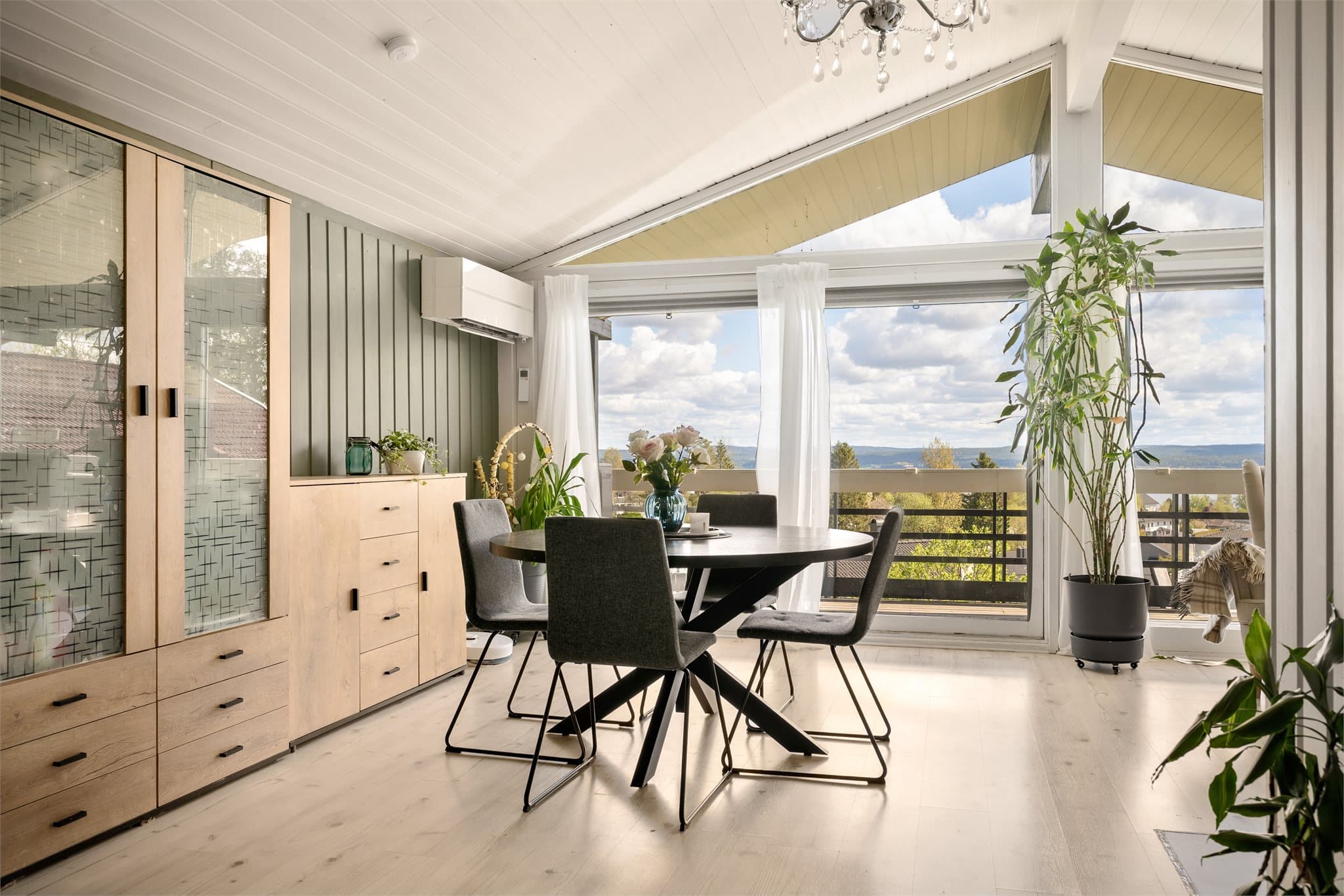 Det er lagt laminat på gulv og veggflatene er malt i en lun nyanse av grønn.