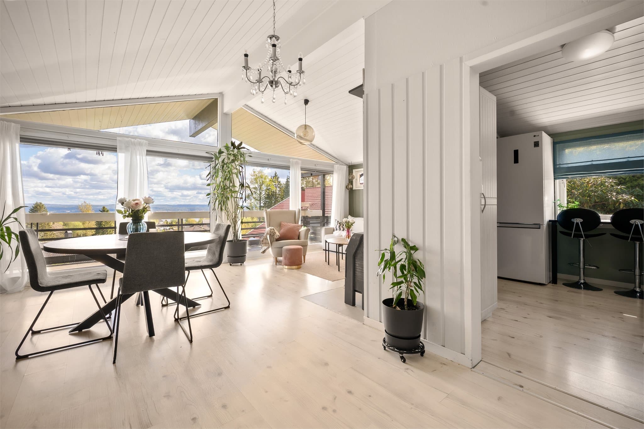 Stuen byr på en fantastisk romfølelse med store vindusflater som rammer inn den vakre utsikten mot Øyeren og de naturskjønne omgivelsene utenfor. Her strømmer dagslyset inn og skaper en lys, luftig og harmonisk atmosfære gjennom hele dagen.