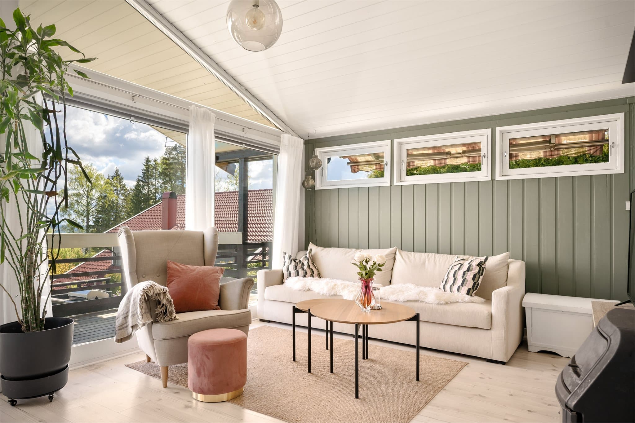 Her er det naturlig plass til både en hyggelig sofagruppe og en romslig spisestue i egne soner, perfekt for både hverdagsliv og sosiale sammenkomster.