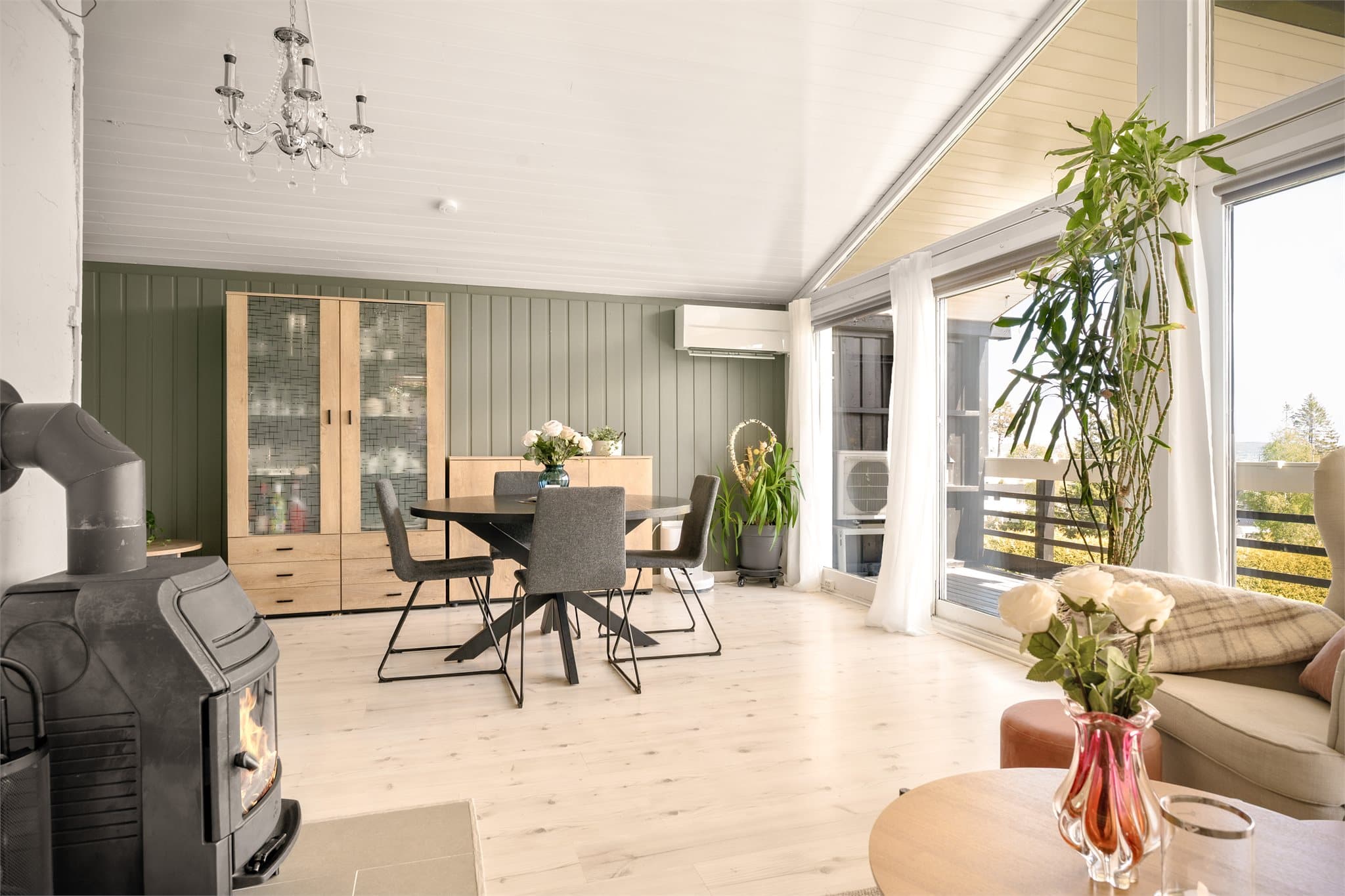 Stuen har en flott sosial planløsning med naturlige soner for avslapning og måltider. Vedovnen og varmepumpen sørger for lun komfort året rundt, mens de store vinduene trekker naturen og lyset inn i boligen.