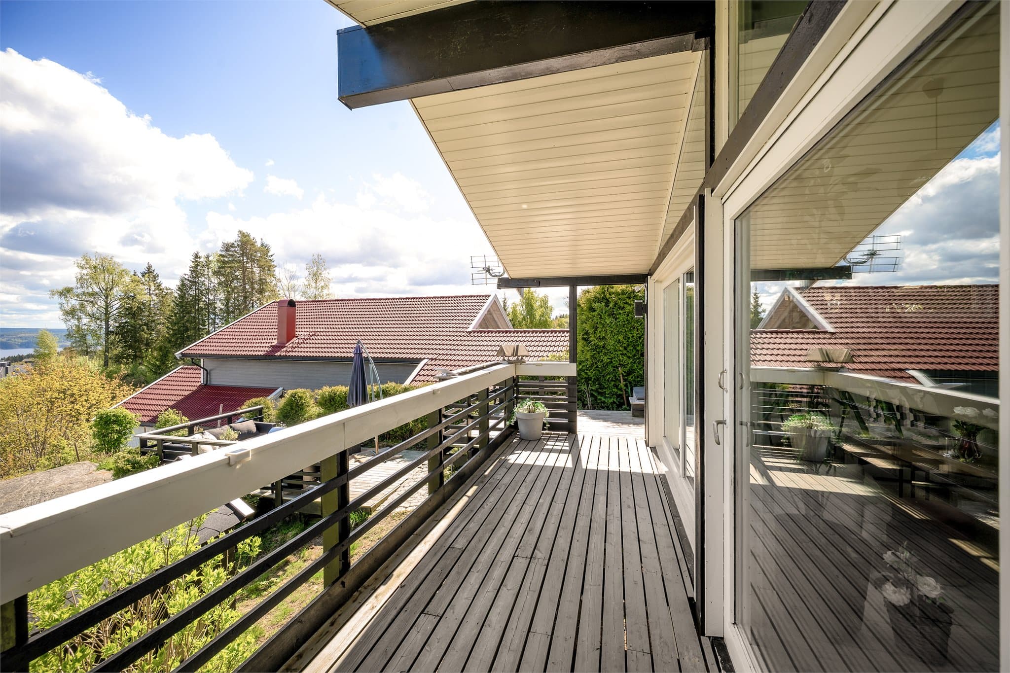 Verandaen er overbygd og det er trapp ned til terrasse.