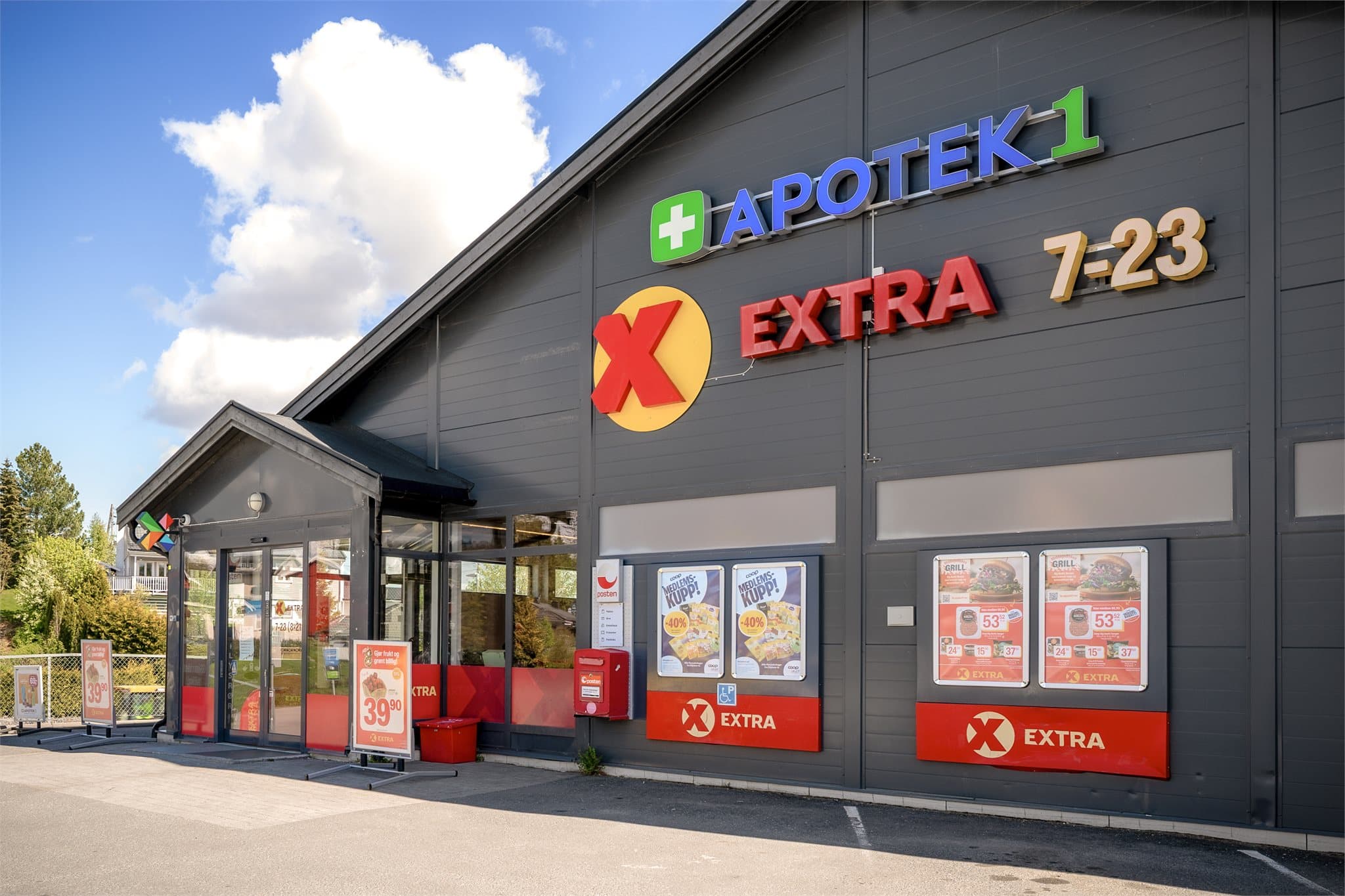 Extra Flateby er nærmeste dagligvarebutikk kun noen minutters gange fra boligen. Butikken ligger i første etasje i senterbygget med adresse Kjensliveien 1. Apotek 1 Flateby ligger i samme bygningskompleks, rett ved dagligvaredelen.