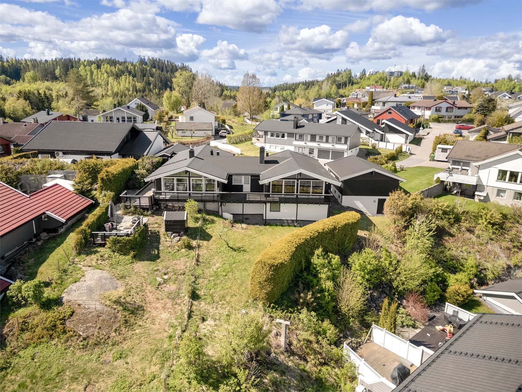 Beliggenheten kombinerer det beste av naturnær idyll og familievennlige omgivelser, med kort vei til flotte turområder, friluftsliv og rekreasjon. Den delvis naturpregede tomten gir eiendommen et særpreget og harmonisk uttrykk, med fjell i dagen.