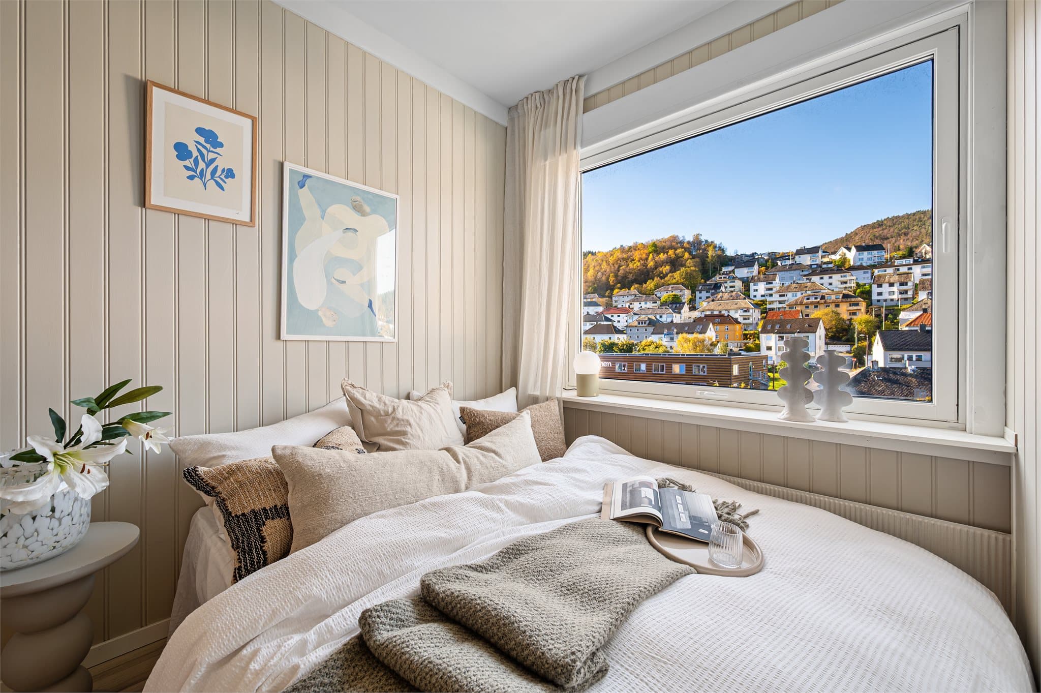 - Lyst og trivelig soverom med plass til dobbeltseng -