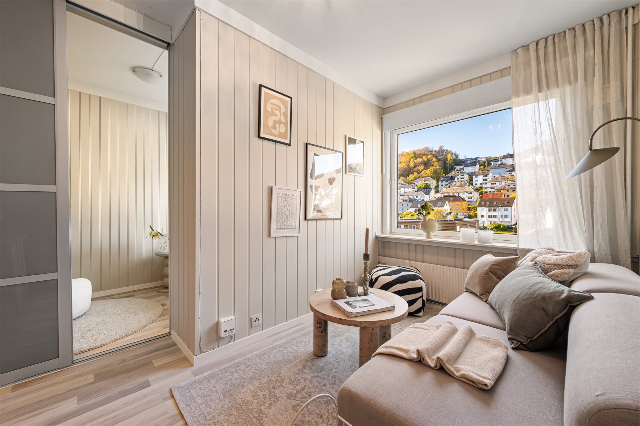 - Sentralvarme med radiator sørger for en jevn og behagelig temperatur i leiligheten -