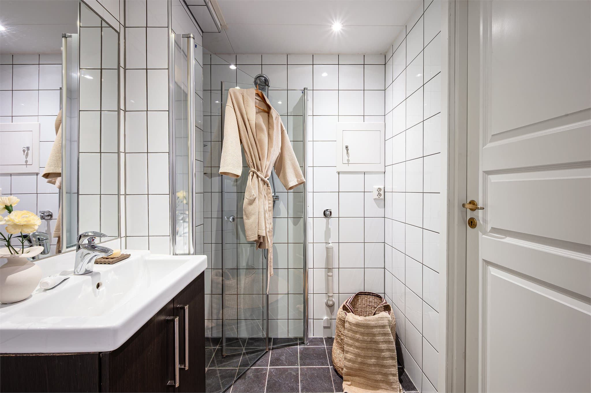 - Badet har behagelig varme i gulv og downlights i himling -