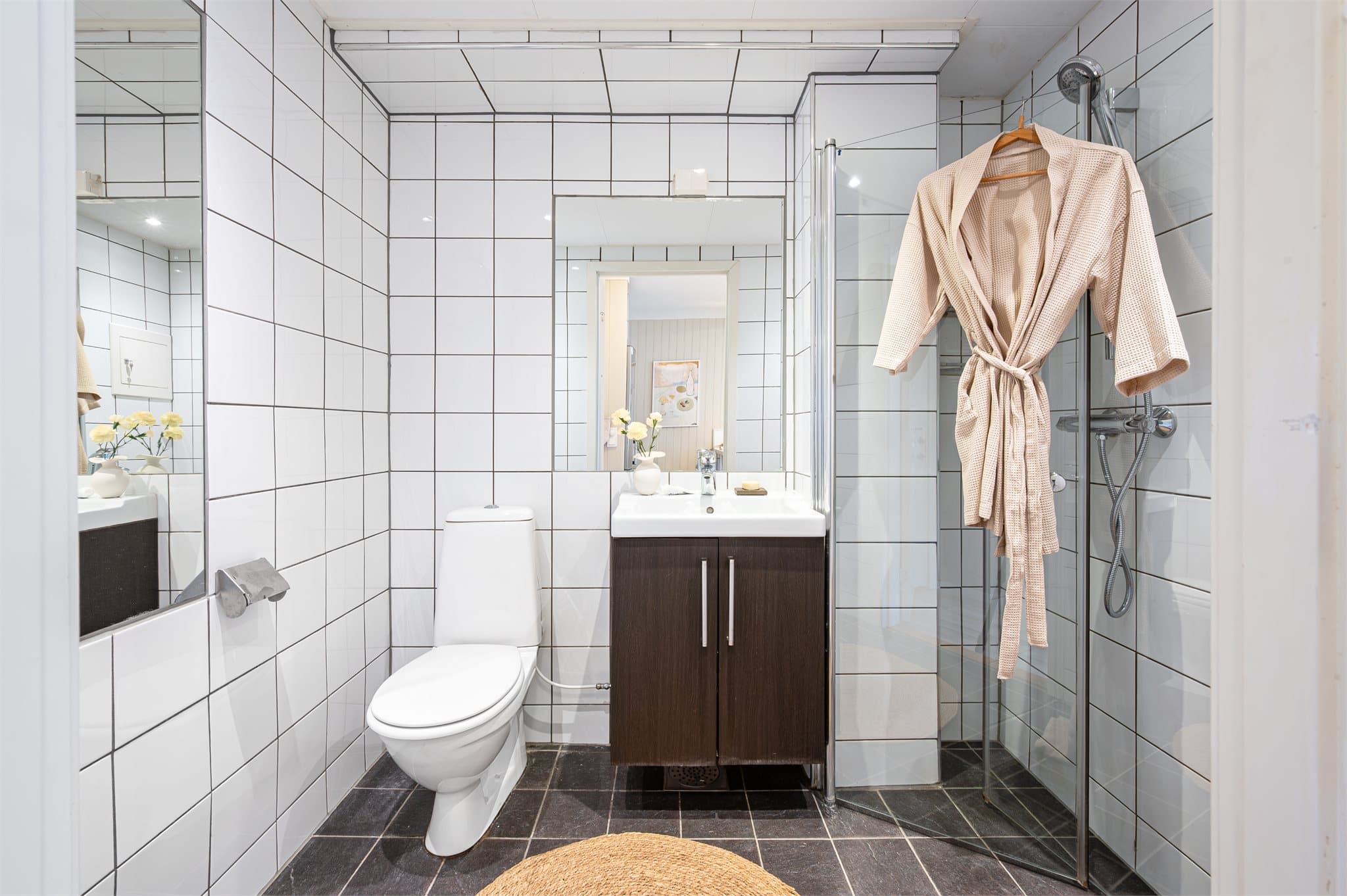 - Badet er innredet med toalett, heldekkende servant, dusjhjørne og opplegg for vaskemaskin -