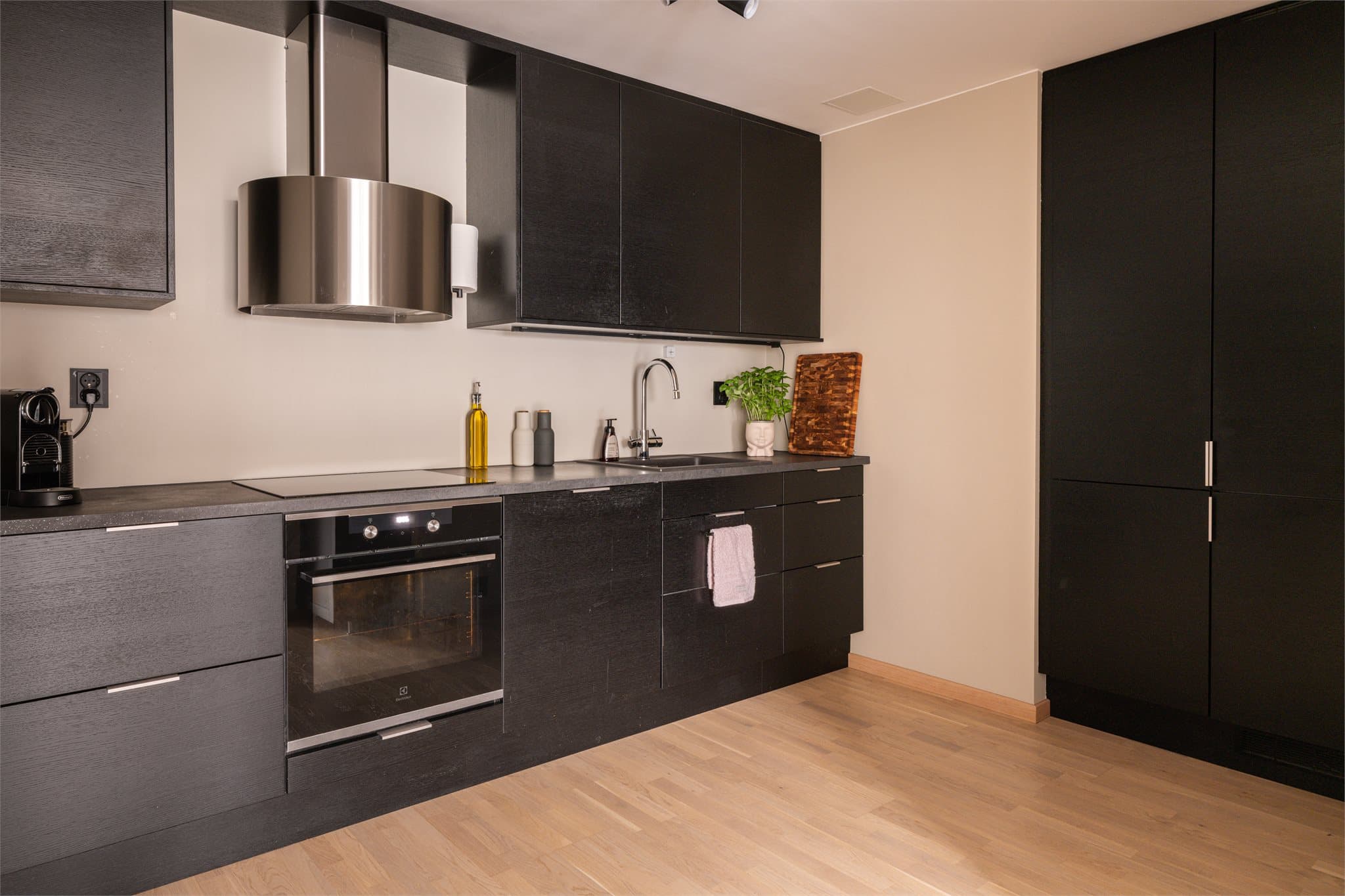 En moderne og arealeffektiv 3-roms leilighet, ferdigstilt i 2021.