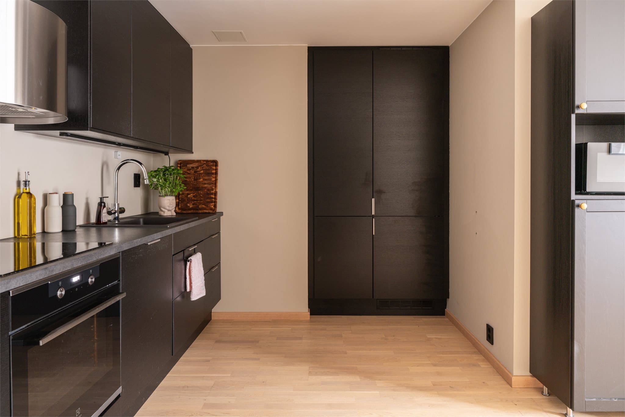 Godt med skap- og benkeplass gir rikelig med oppbevaringsmuligheter.