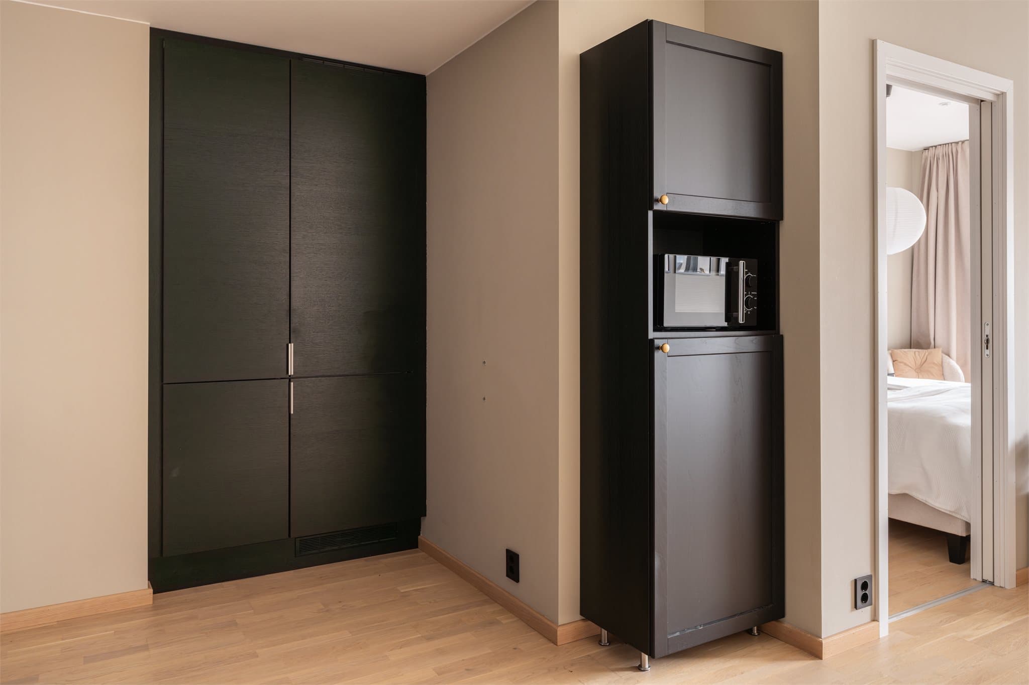 Høyskapene gir ytterligere lagringsplass og bidrar til et ryddig uttrykk.