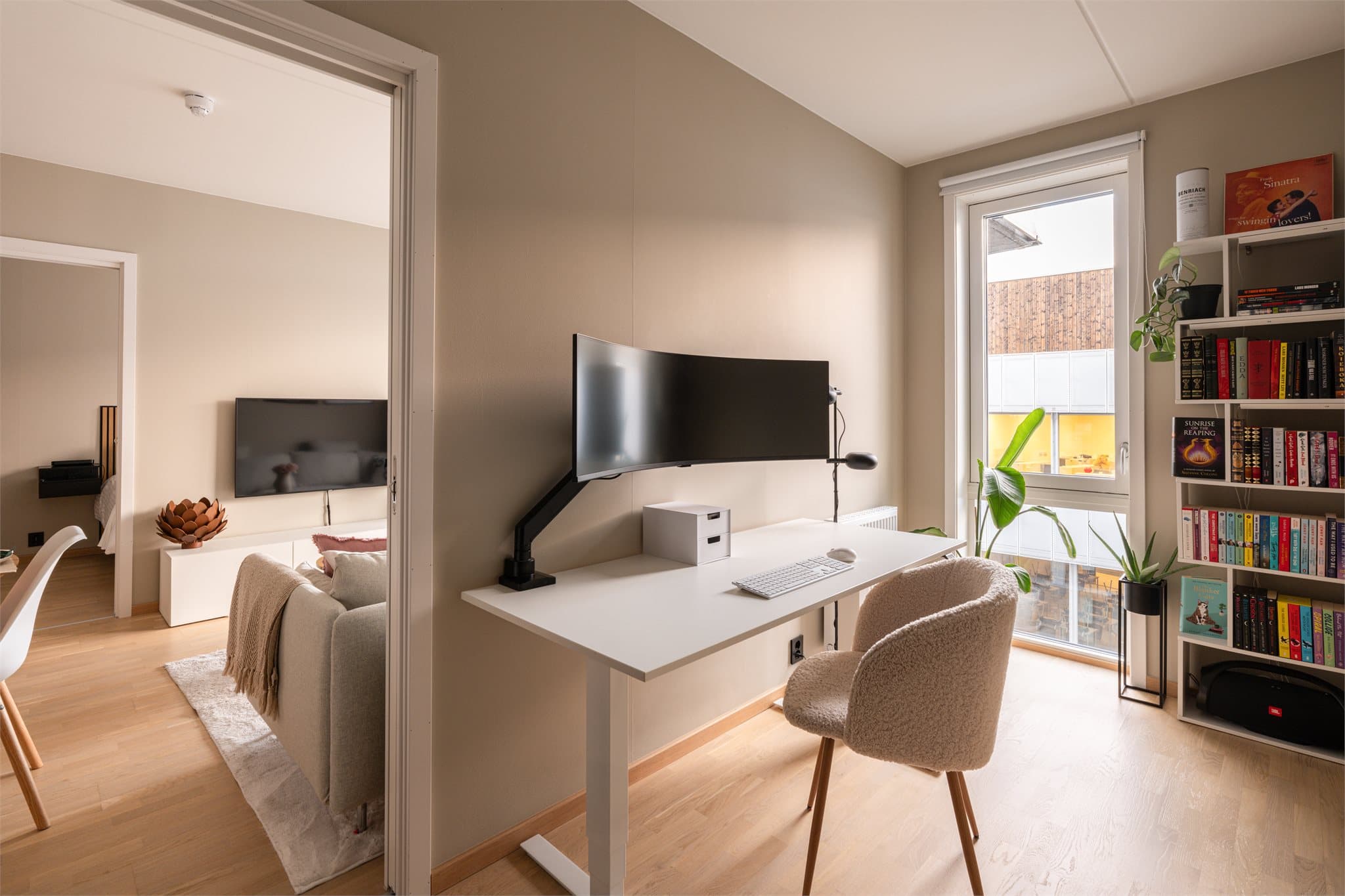 Rommet har radiator for oppvarming og et vindu som gir naturlig lys.