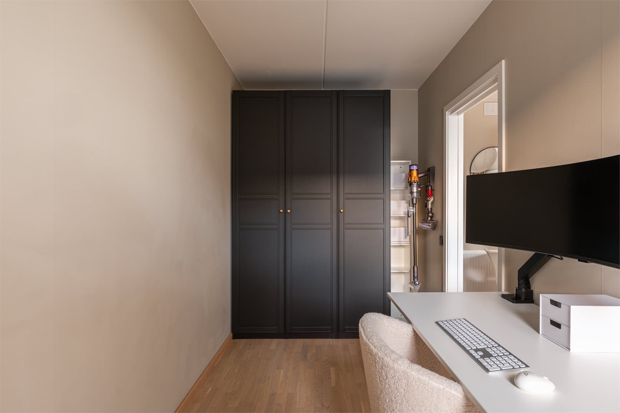 Også dette rommet er utstyrt med garderobeskap for oppbevaring.