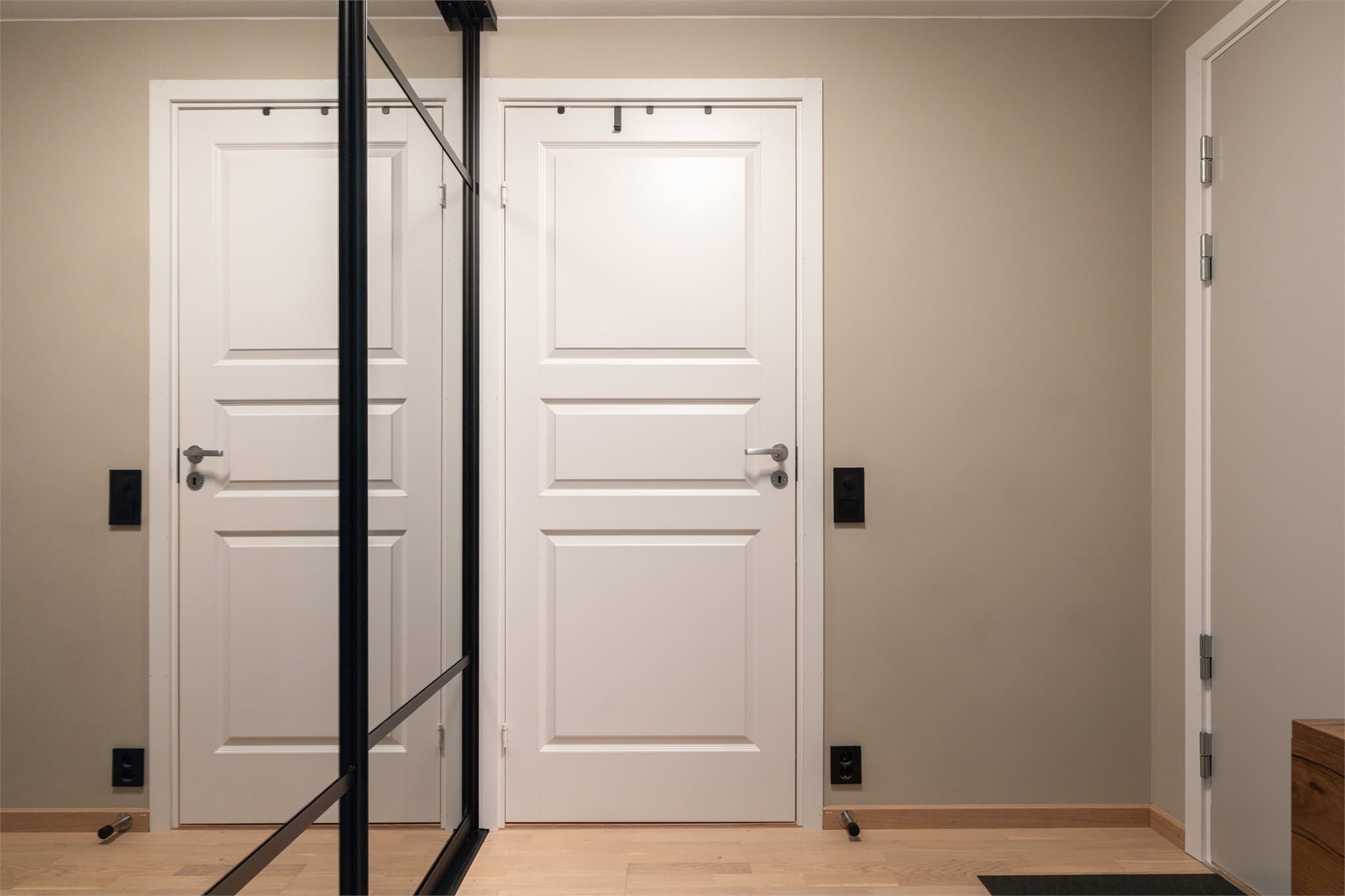 Gjennomgående eikeparkett i alle oppholdsrom skaper et helhetlig inntrykk.