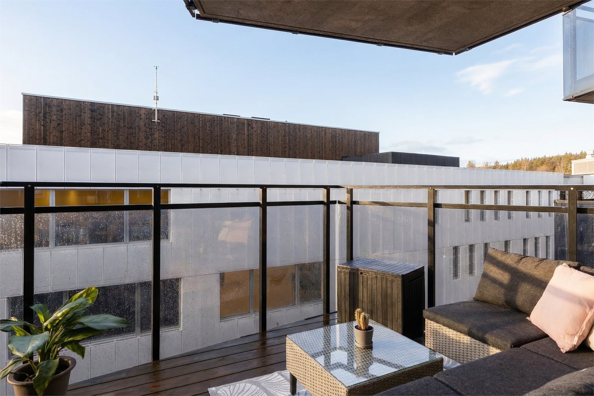 Fra stuen er det utgang til en vestvendt balkong på 7 m².