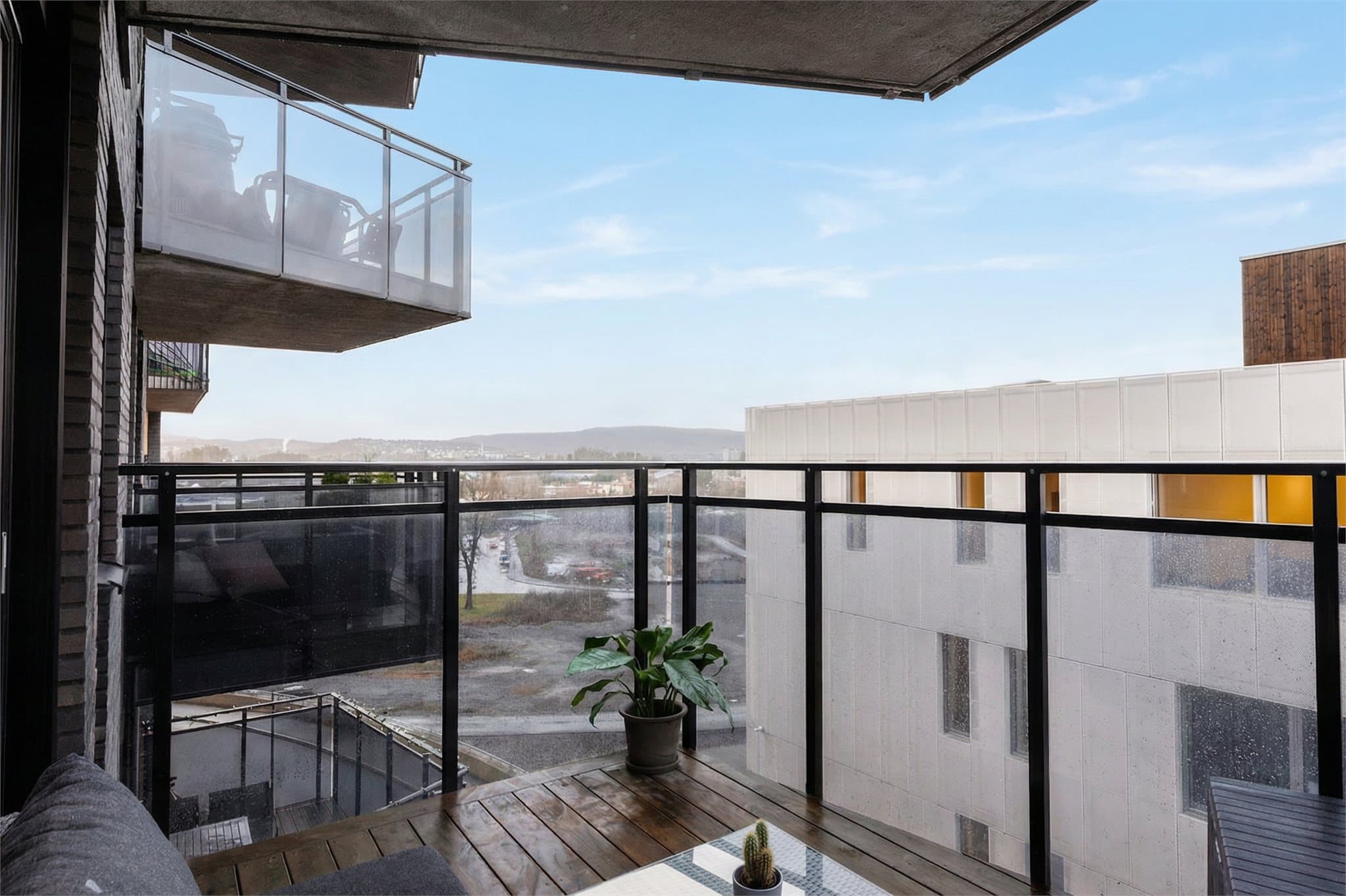 Balkongen har god plass til en sittegruppe og gir et fint uterom.