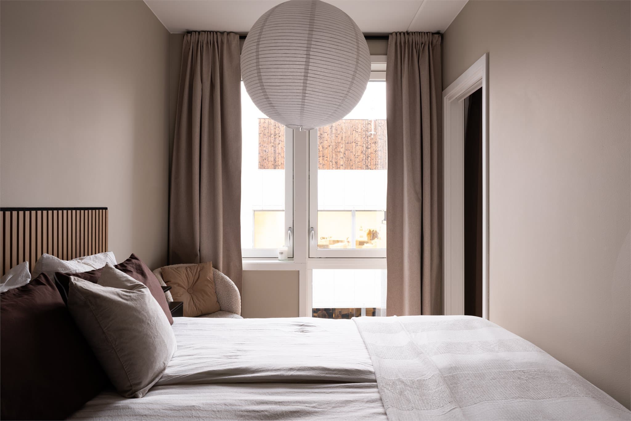 Vinduet med 3-lags isolerglass sikrer et behagelig inneklima.