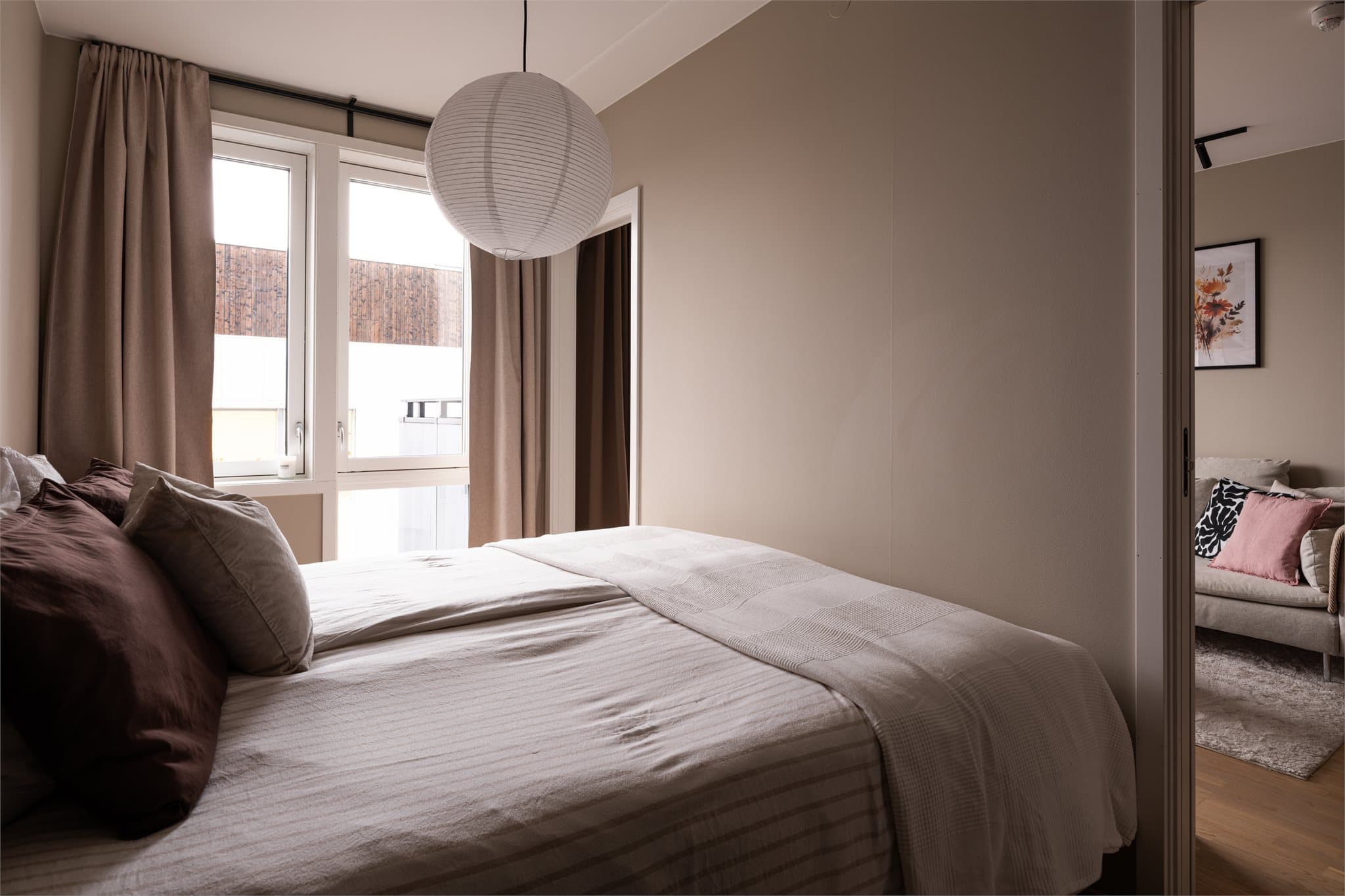 Fra soverommet er det enkel tilgang til leilighetens øvrige rom.