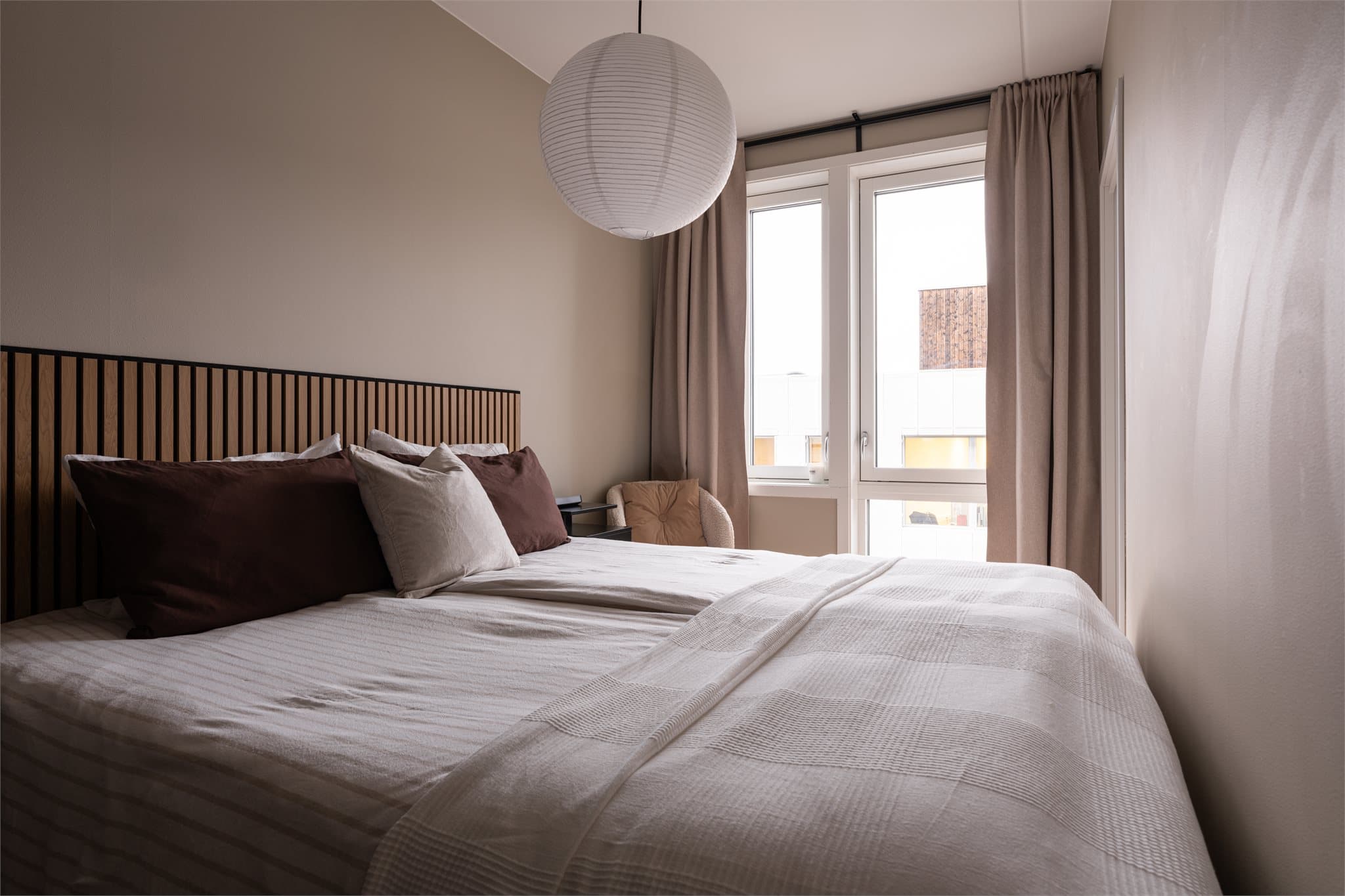 Leiligheten har to soverom. Hovedsoverommet har god plass til dobbeltseng.