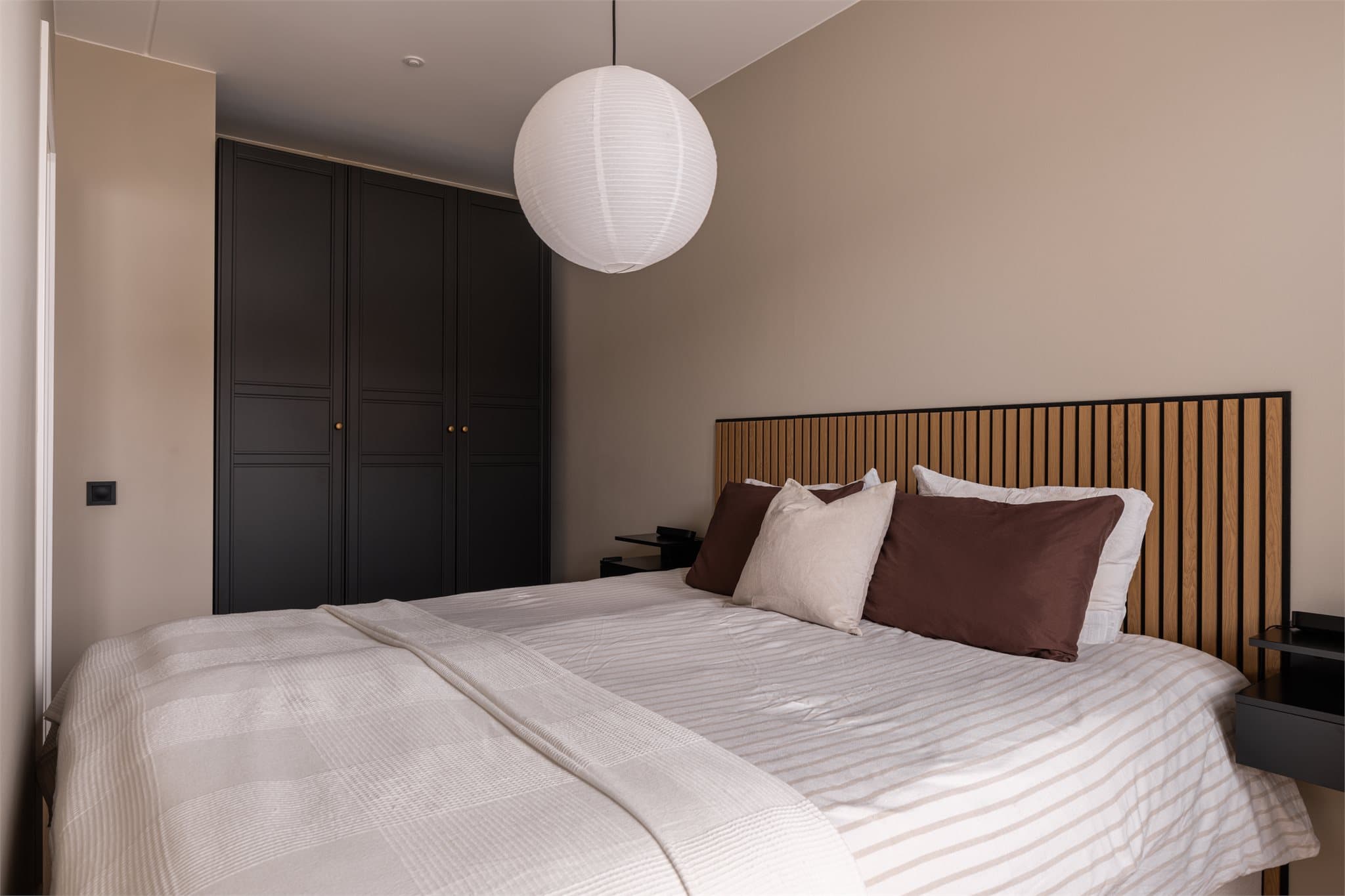 Rommet er utstyrt med garderobeskap for god oppbevaring.