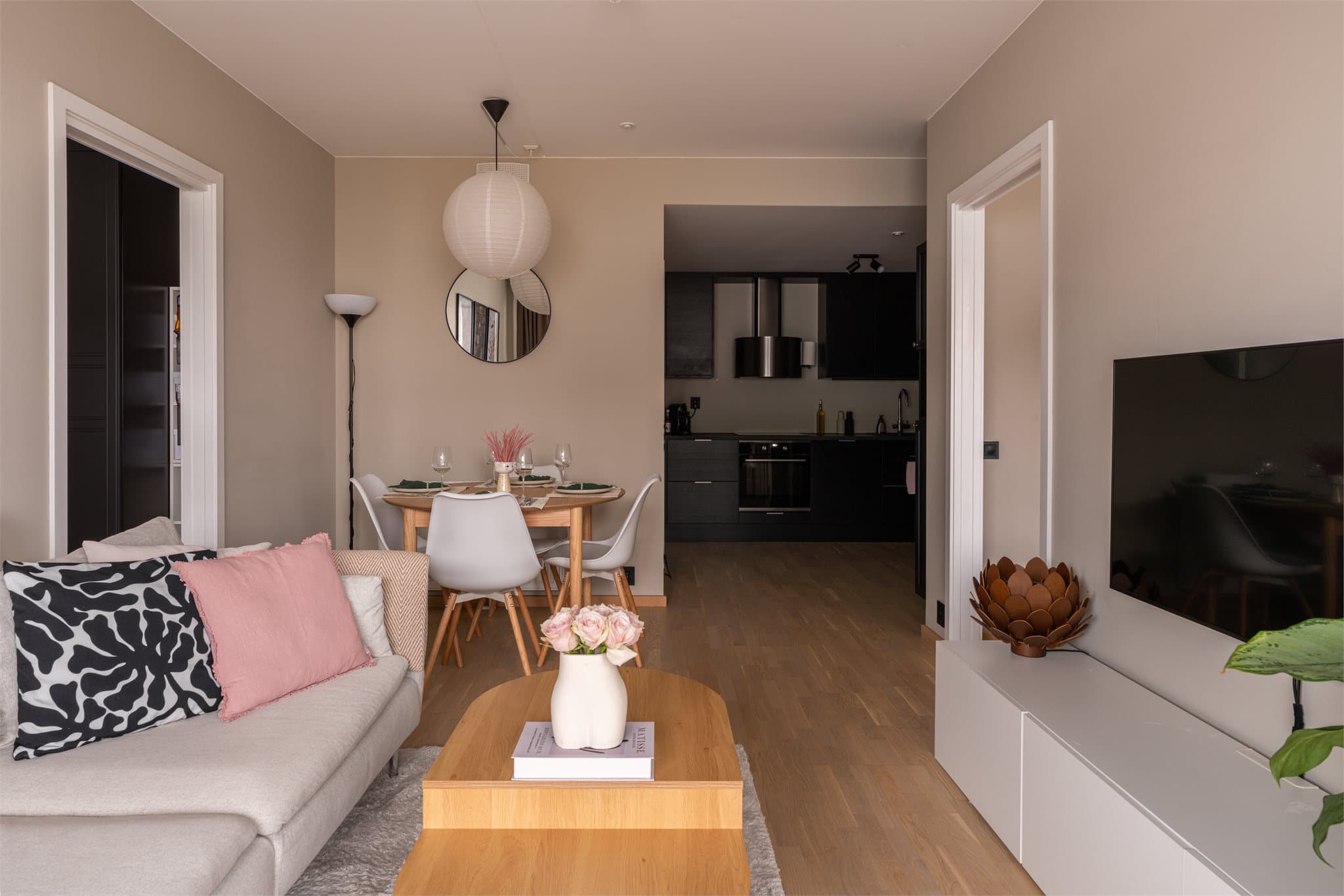 Leiligheten har en åpen stue- og kjøkkenløsning som gir en god romfølelse.