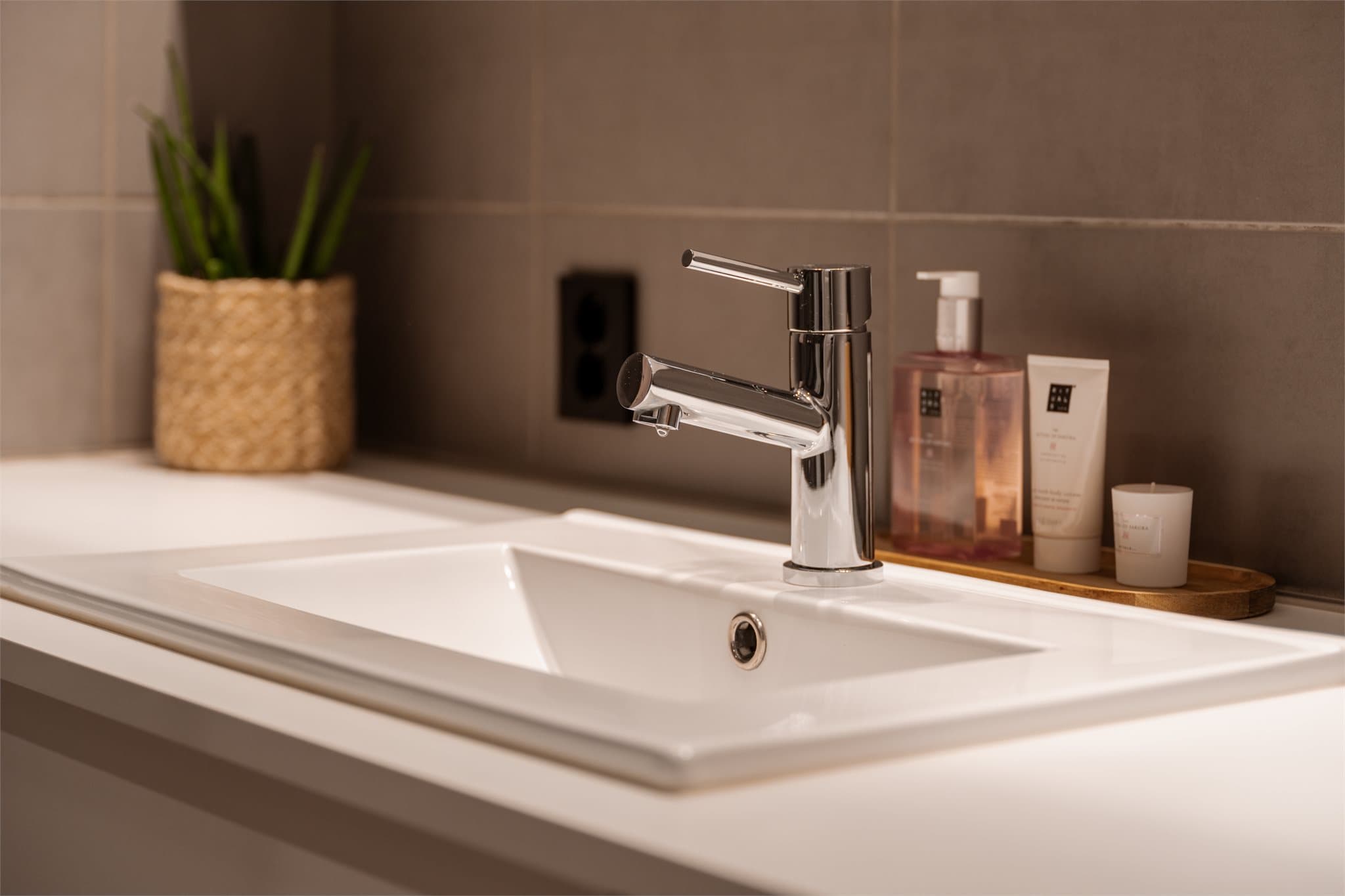 På gulvet er det grå 20x20 fliser med gulvvarme for ekstra komfort.