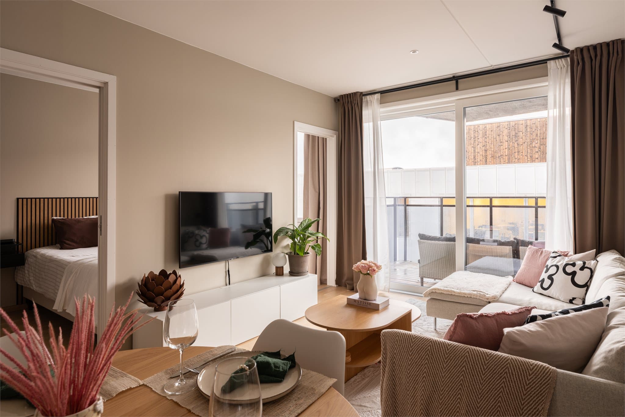 En lys og innbydende sosial sone med plass til både avslapning og måltider.