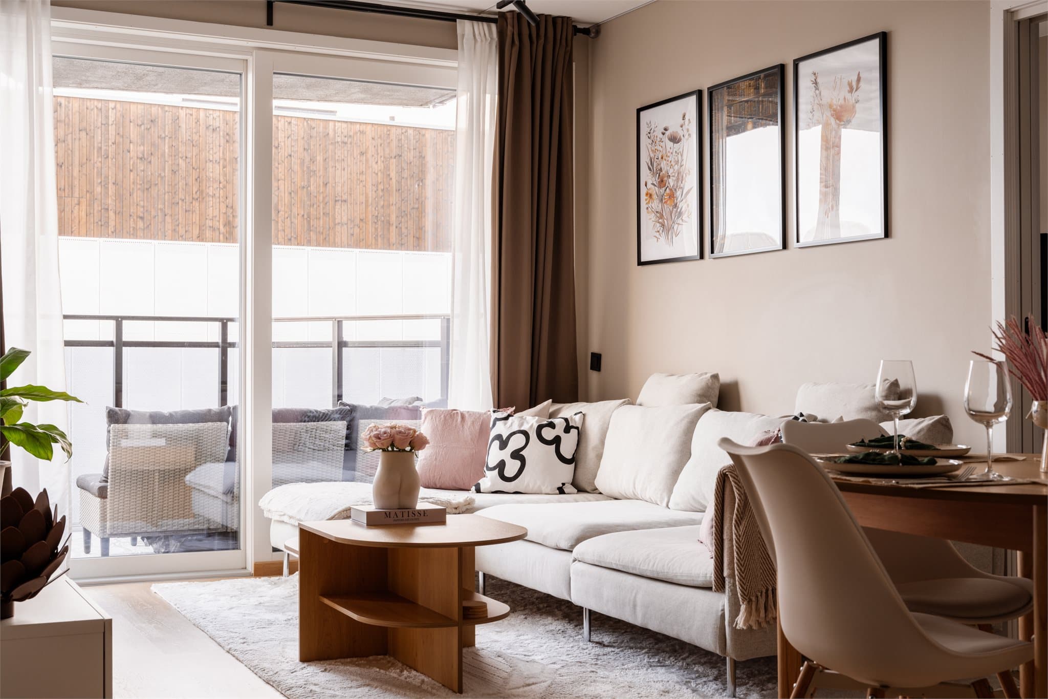 Oppvarming i stuen skjer via radiator.