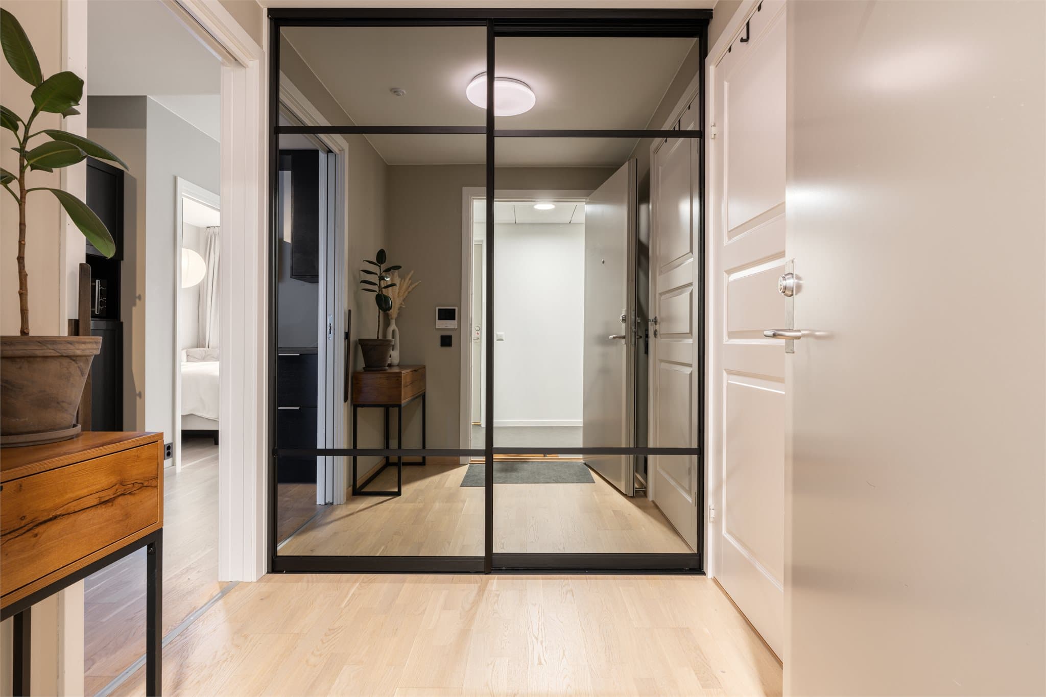 Velkommen inn. Entréen har garderobeskap for praktisk oppbevaring av yttertøy.