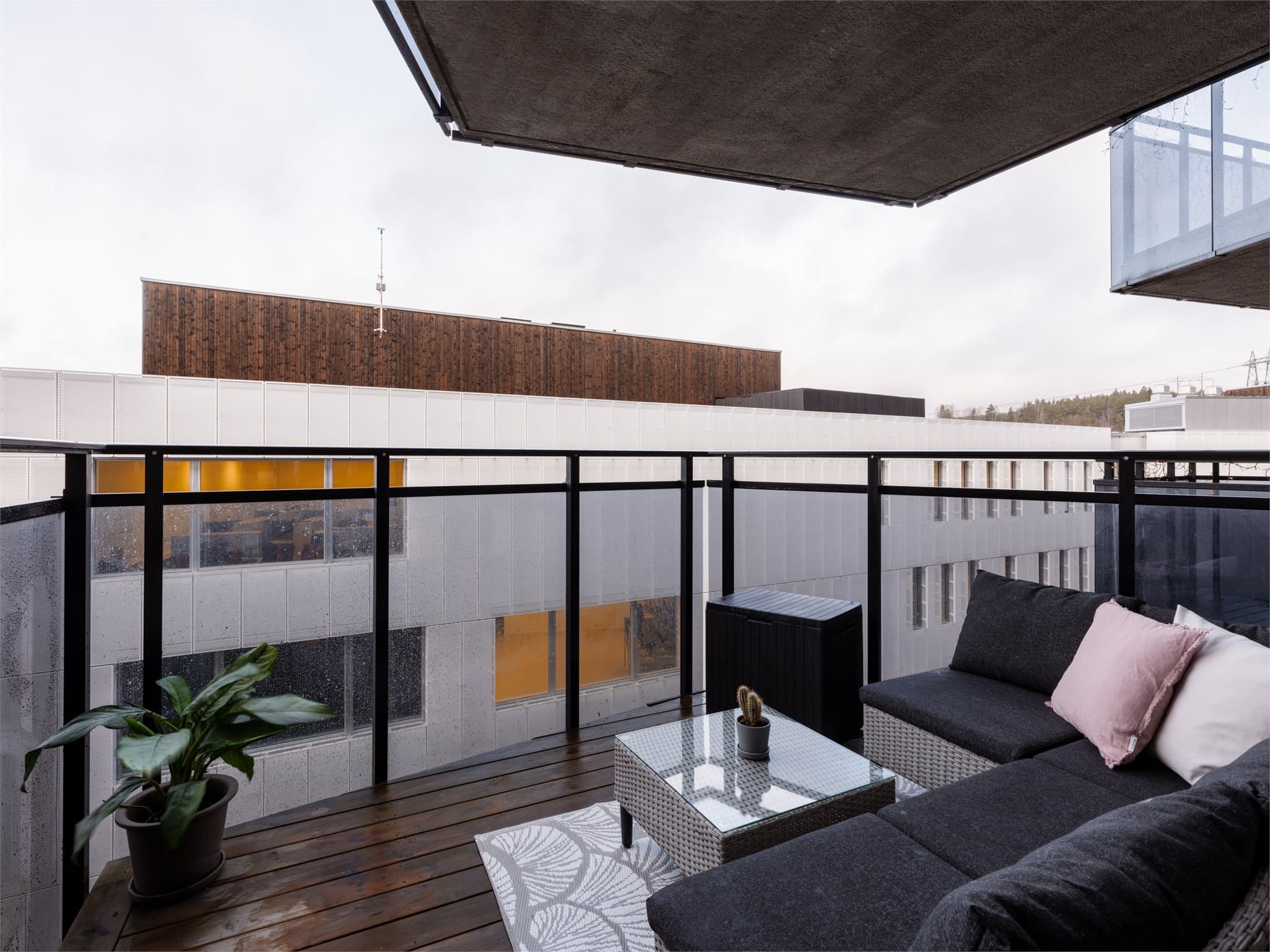 Den vestvendte plasseringen gir gode lysforhold på ettermiddagen.