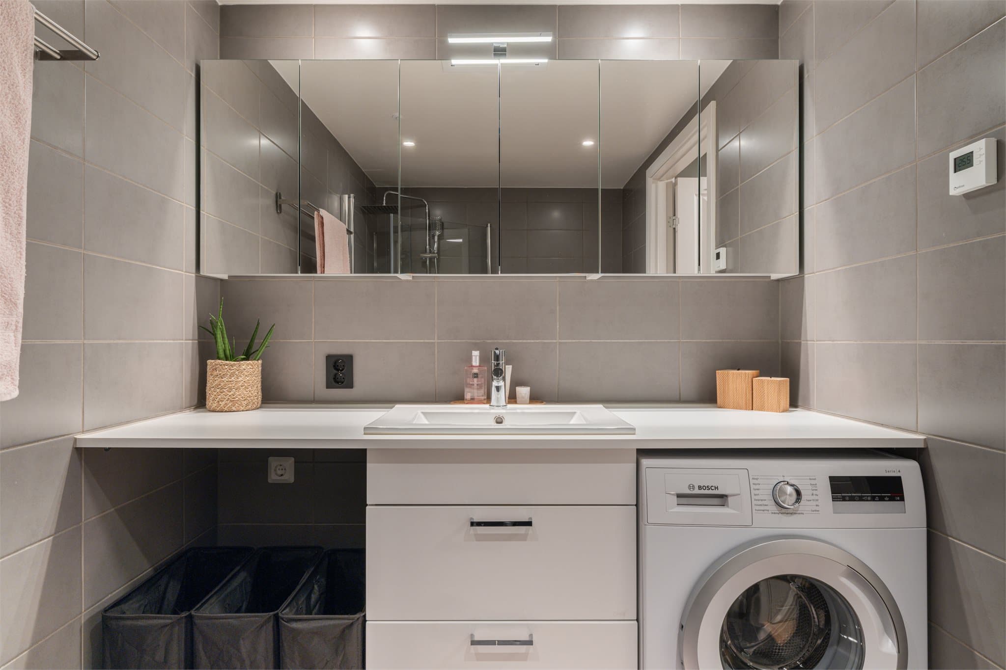 Det er opplegg for vaskemaskin og god benkeplass over.