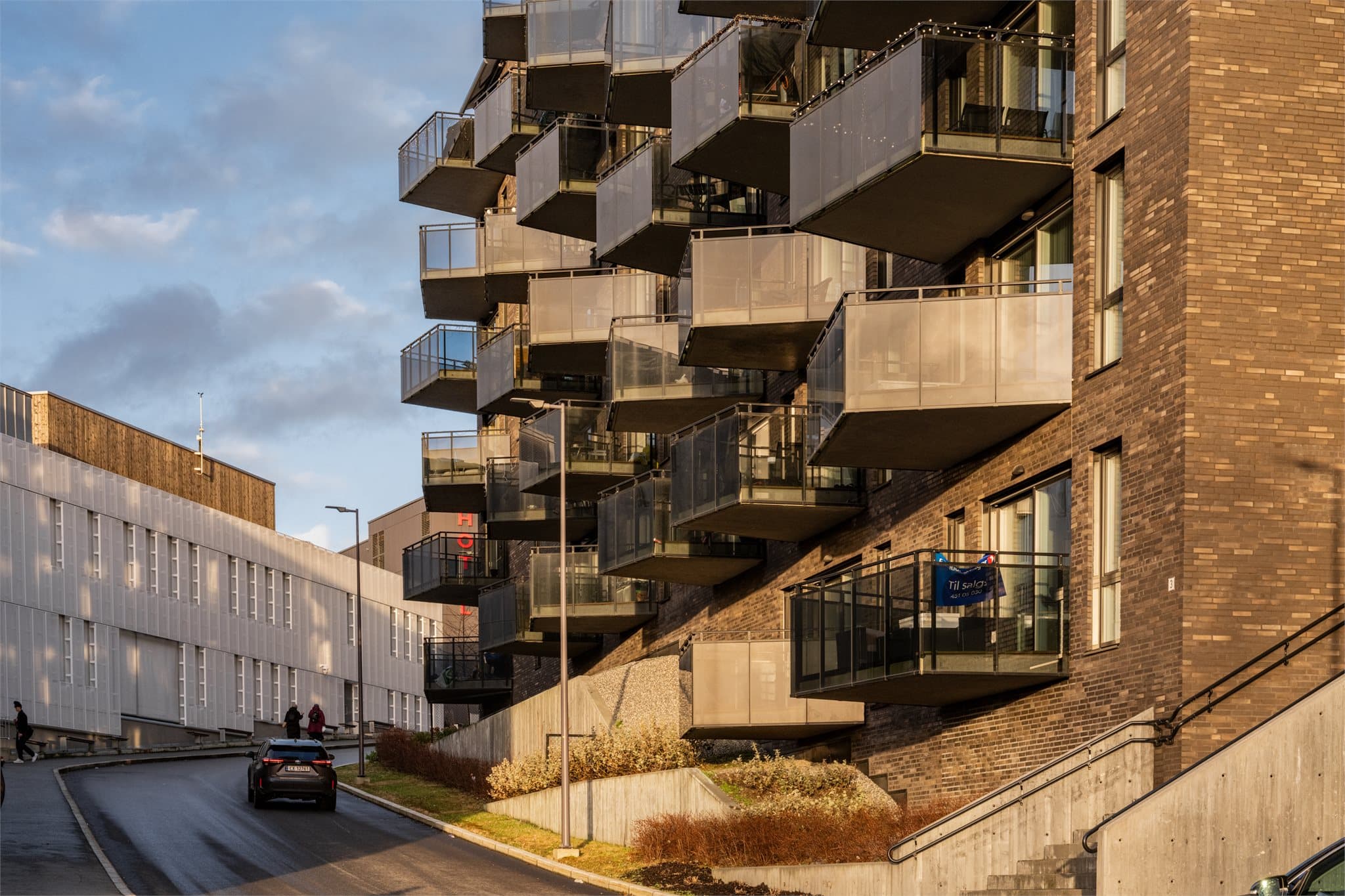 Bygget har en spennende arkitektur med varierte balkongløsninger