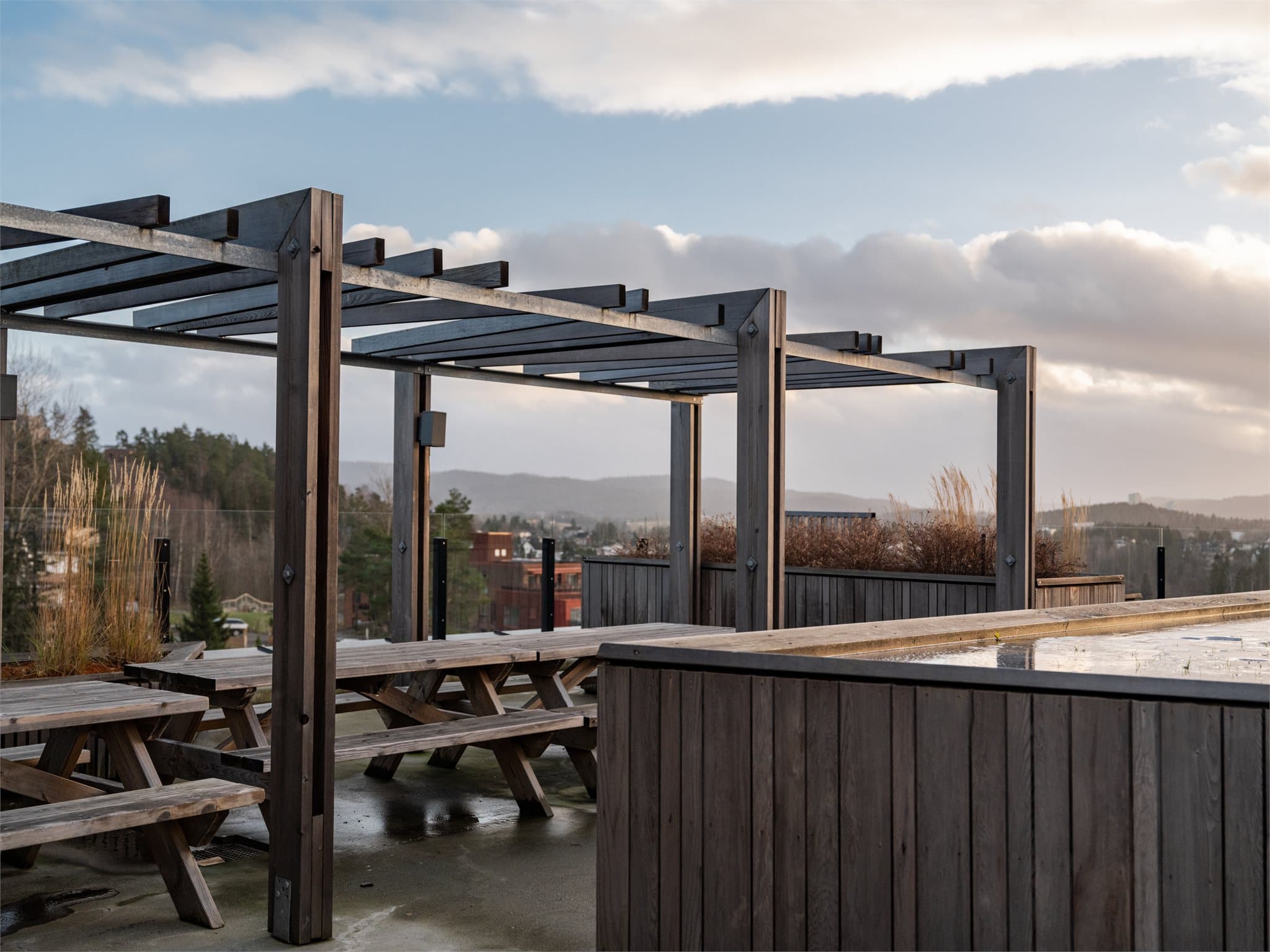 Sameiet har en felles takterrasse med sittegrupper og pergola.