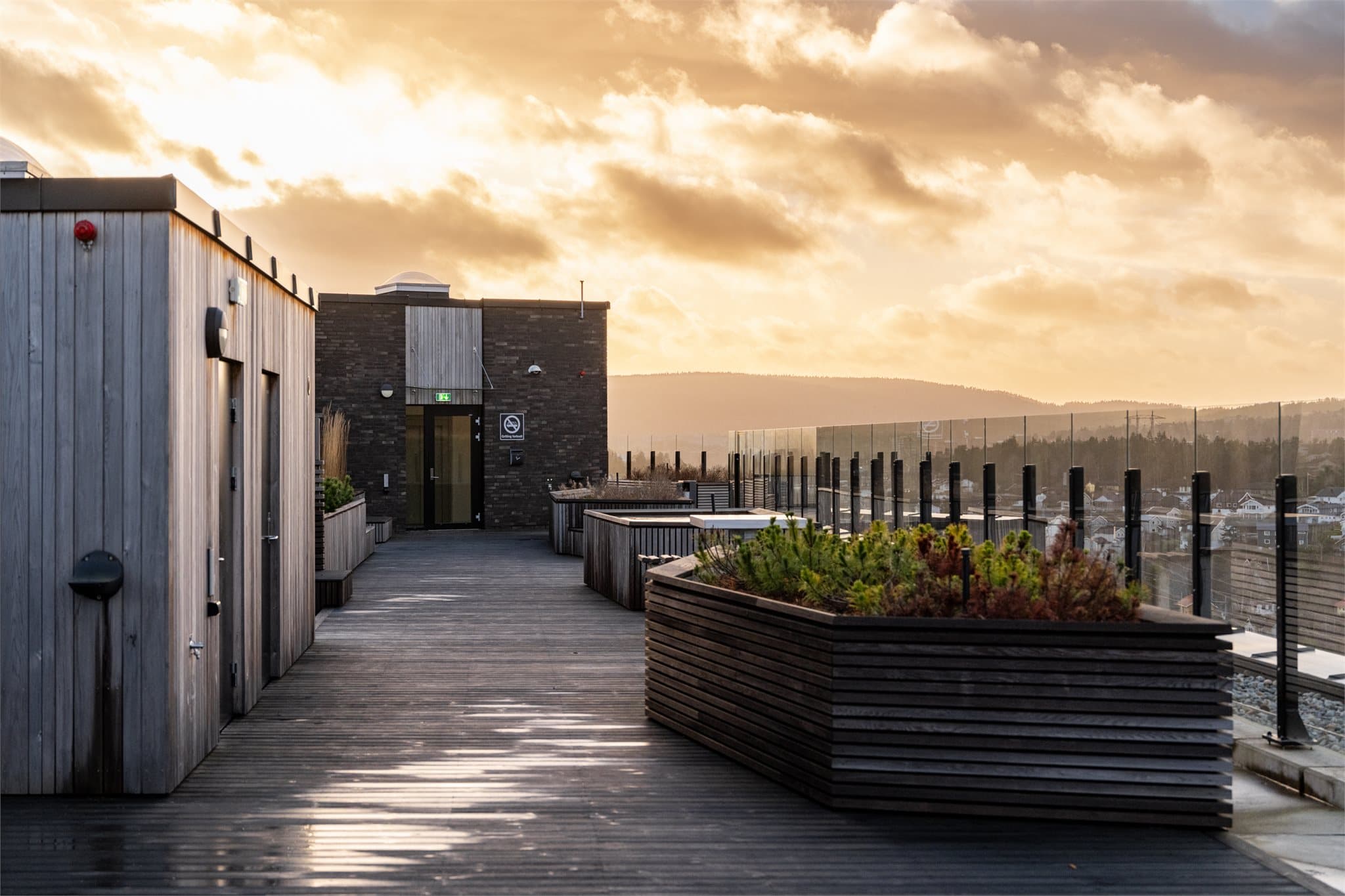 Fra takterrassen er det en vidstrakt utsikt over Lørenskog og omkringliggende omra°der