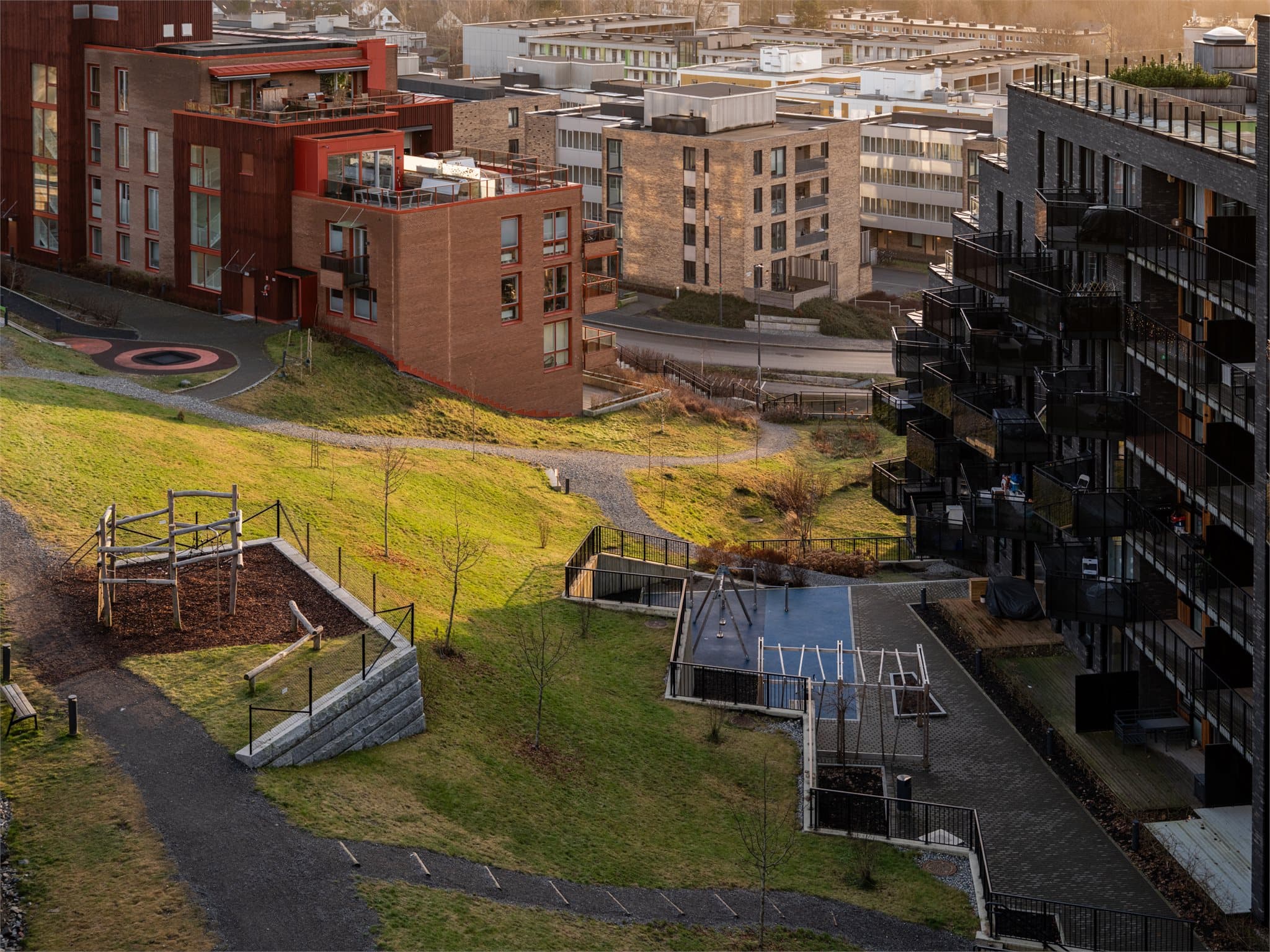 I umiddelbar nærhet finnes det grøntomra°der med lekeplass for de minste.