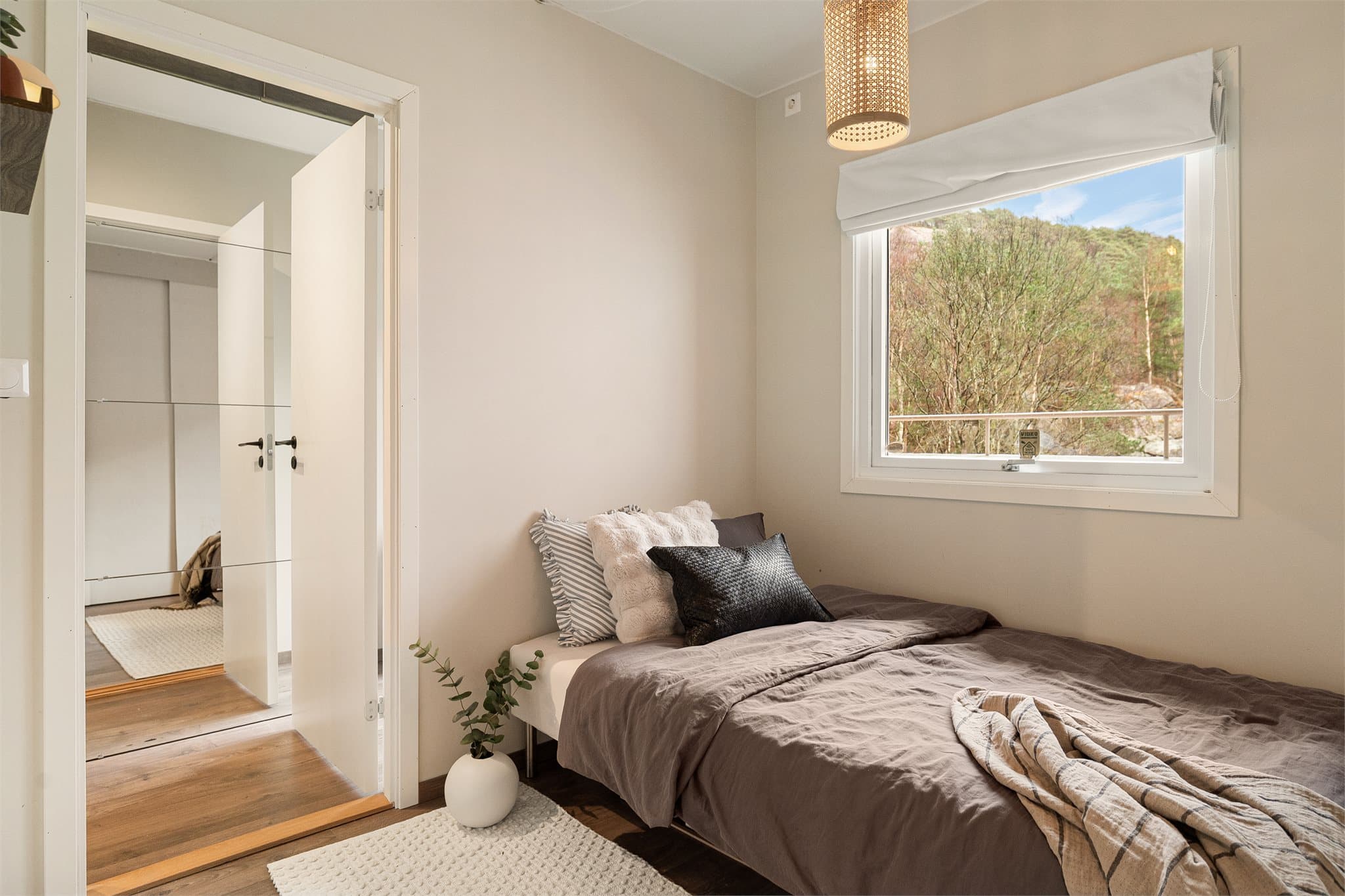 - Soverommet måler 7,9m² -