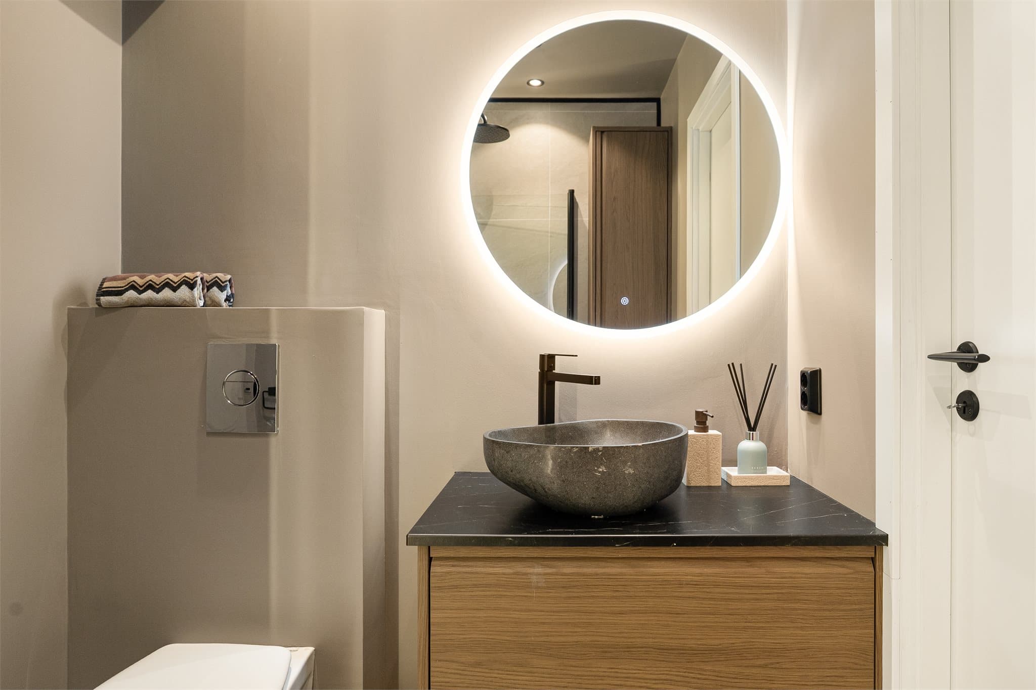 - Badet måler 2,9m² og ble pusset opp i 2025 -