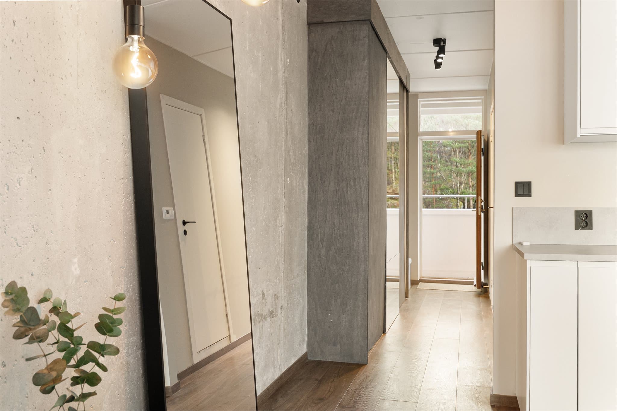 - Du blir ønsket velkommen hjem til en trivelig entré med mye garderobeplass -