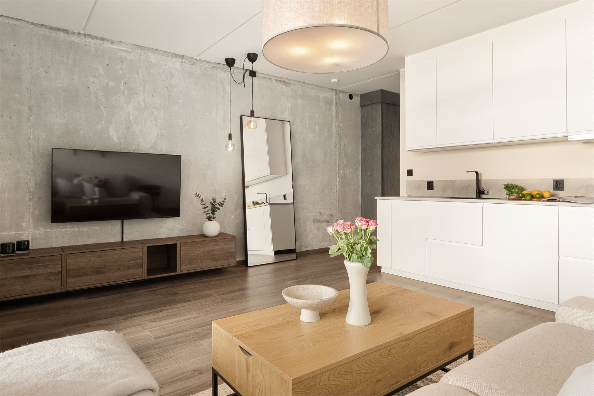 - Her får man mye inkl. i felleskostnadene, bla. bredbånd/kabel-tv, sentralvarme, varmtvann mm. -