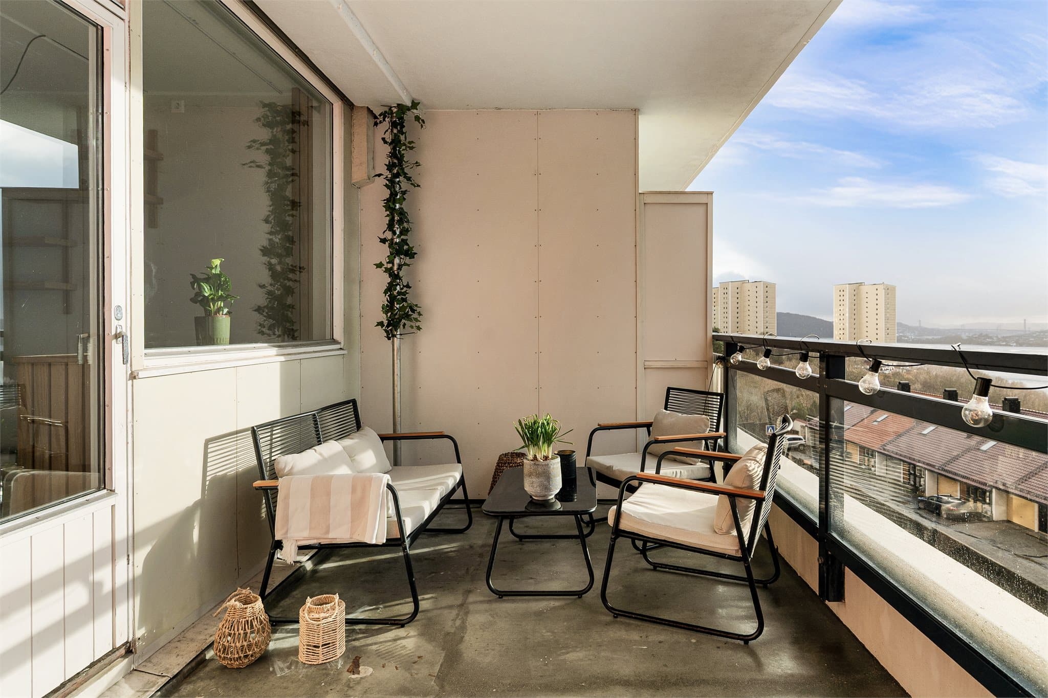 - Altanen måler 9,8m² og har godt med plass til ønsket utemøblement -