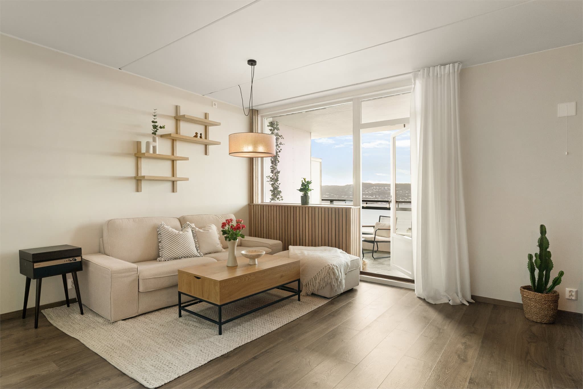 - Generøse vindusflater sørger for godt med naturlig lysinnslipp -