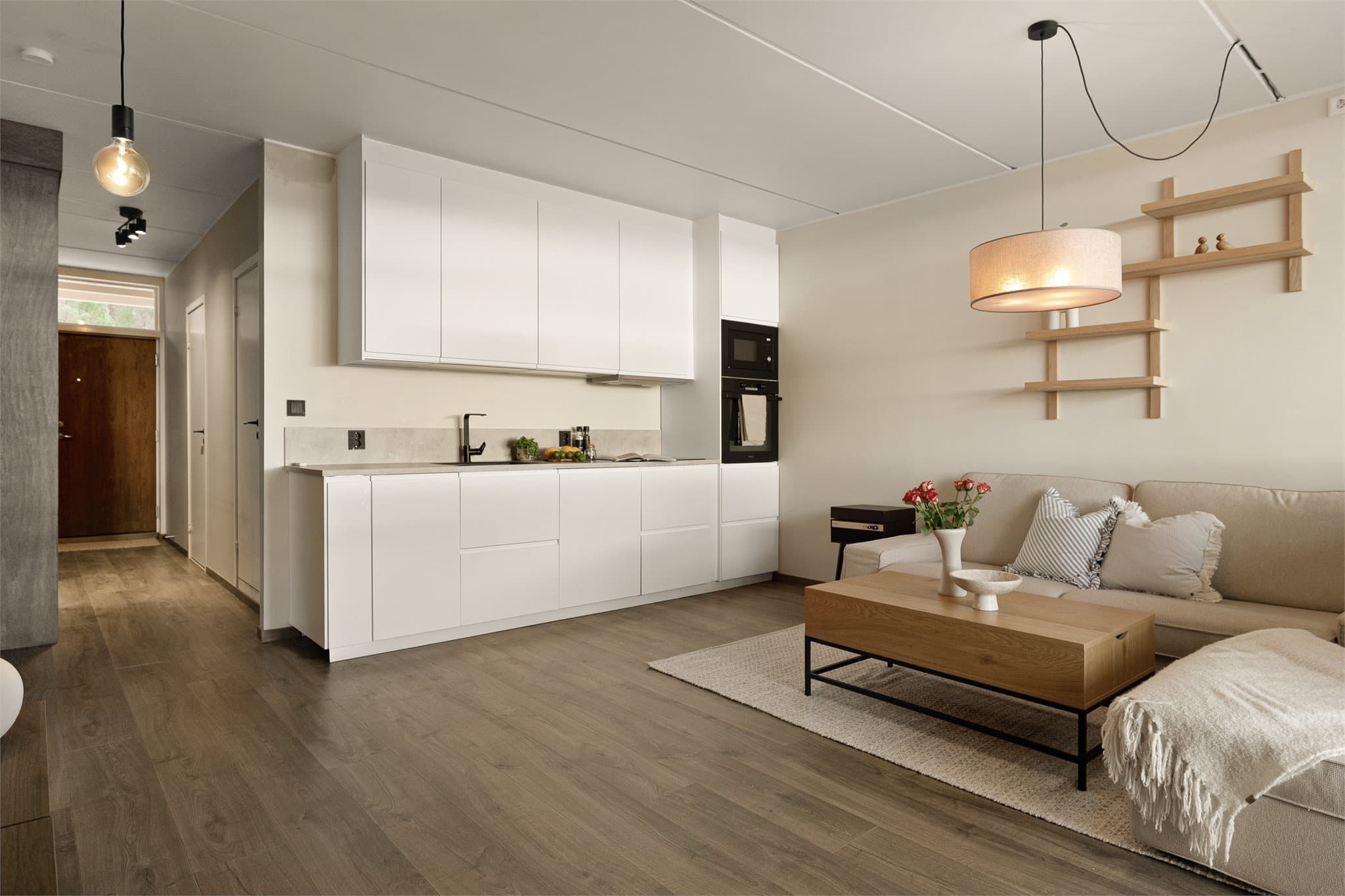 - Gjennomgående lik laminat på gulv bidrar til et nydelig helhetsinntrykk og en rød tråd gjennom boligen -