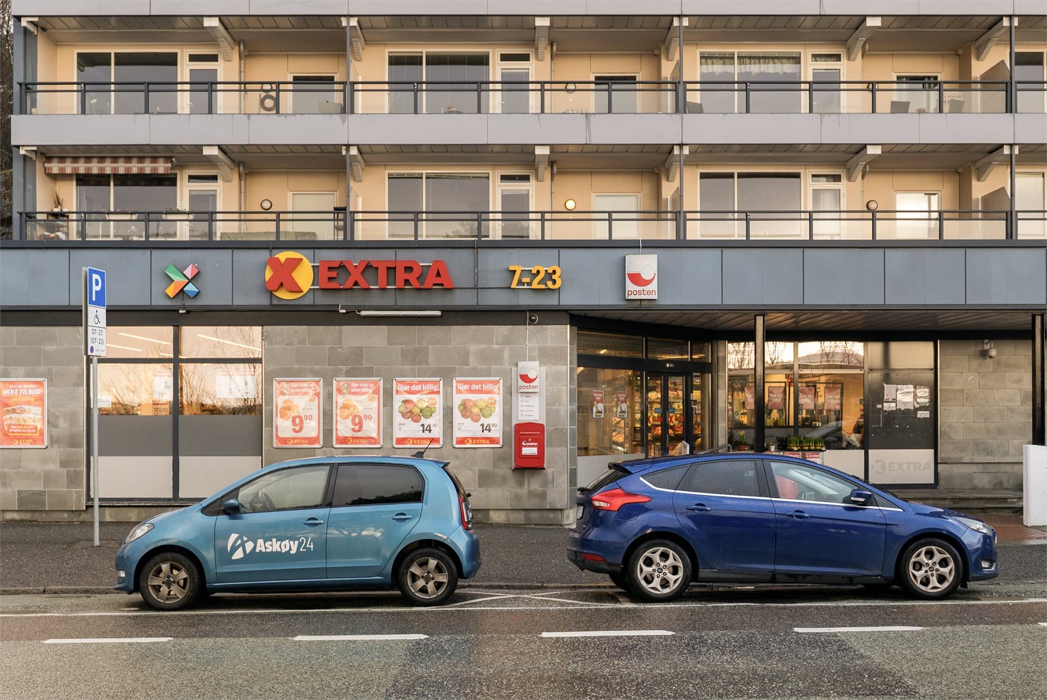 - Fra boligen er det kun 2 minutters gange til nærmeste dagligvarebutikk -