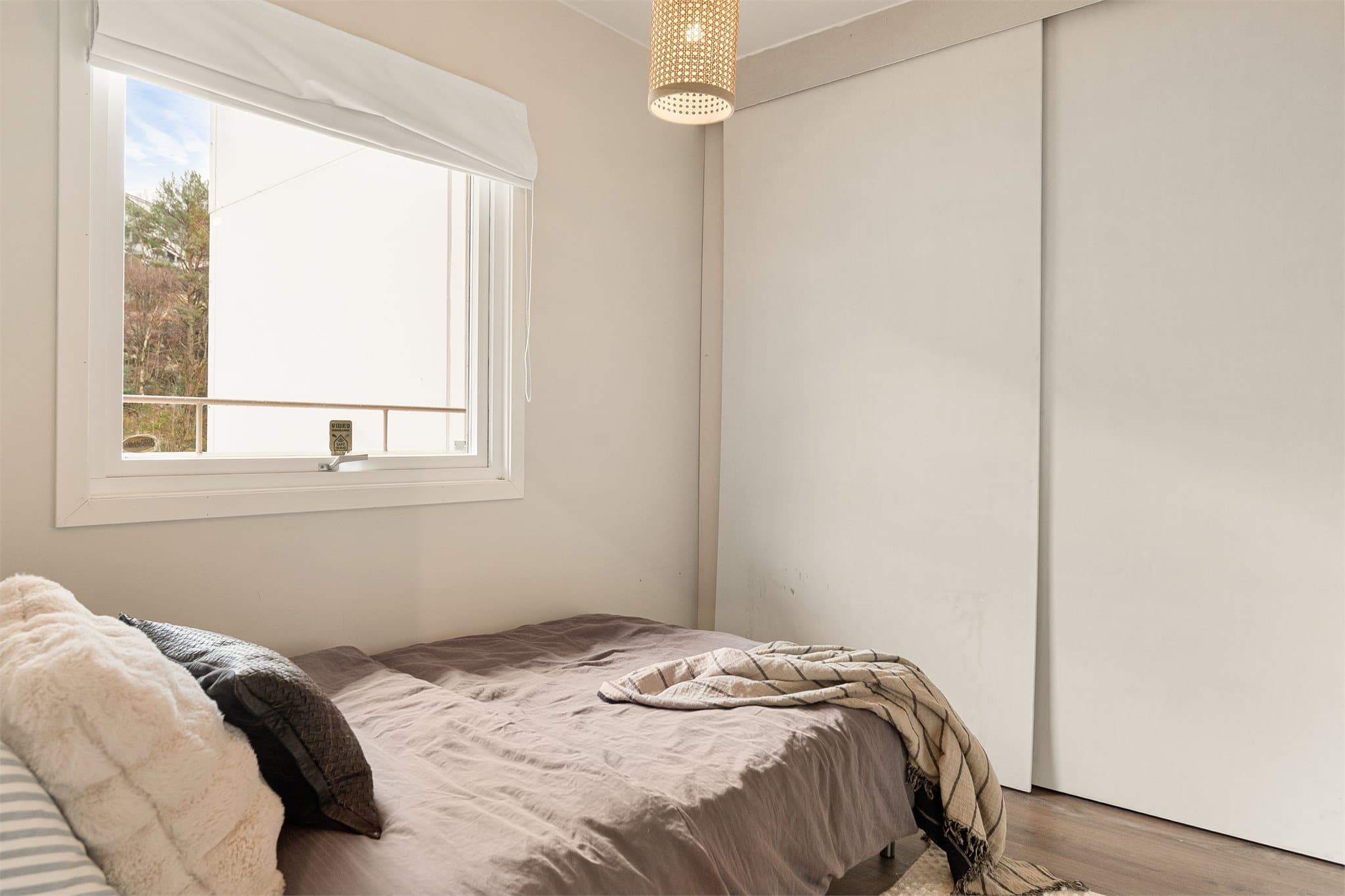 - Godt med lagringsplass i skyvedørsgarderobe -