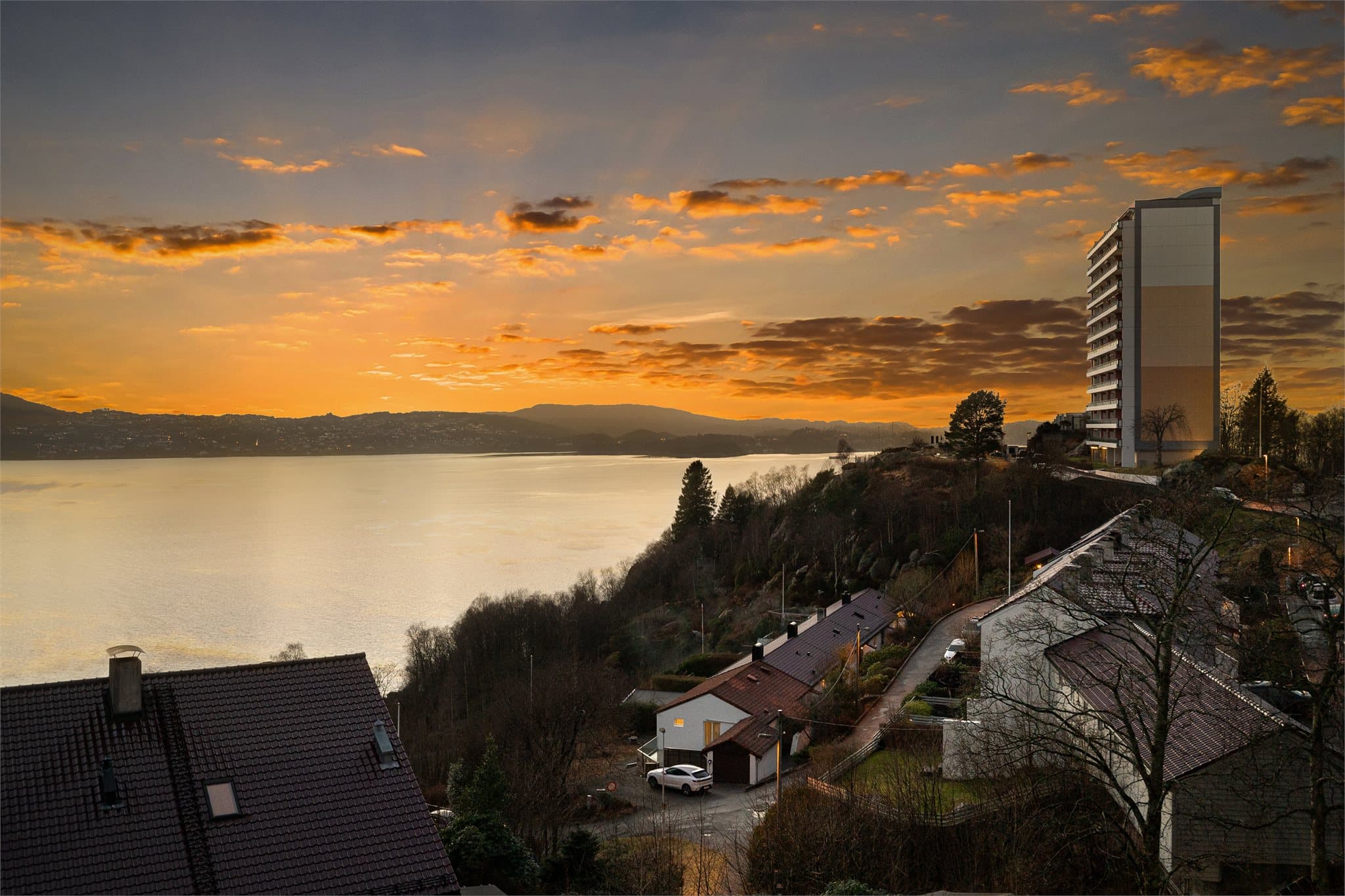 - Leiligheten har et totalt BRA-i på 42m² og inneholder entré, soverom, bod, bad og stue/kjøkken -