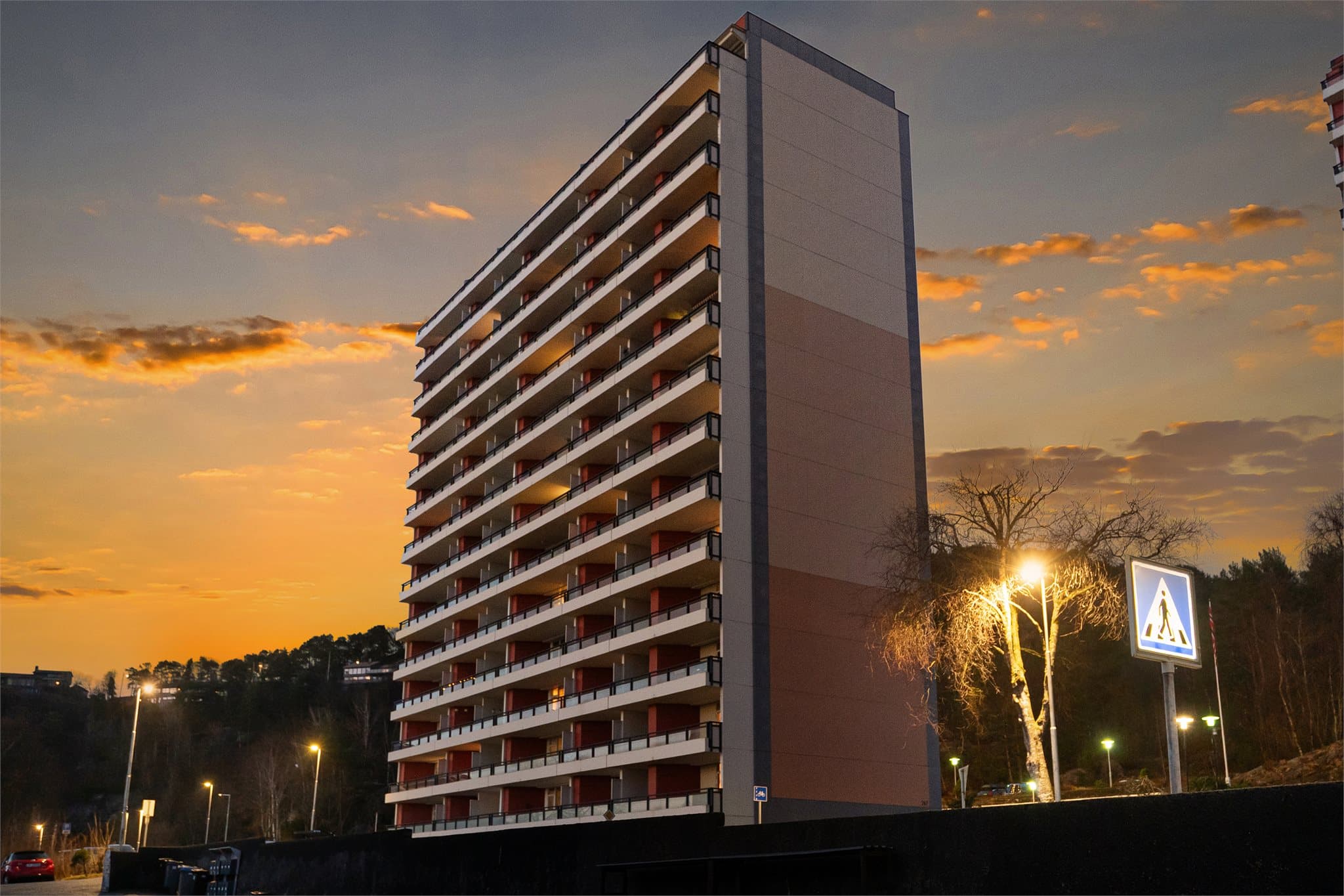 - Nærmeste bussholdeplass ligger like utenfor boligen og har hyppige avganger mot Bergen sentrum -