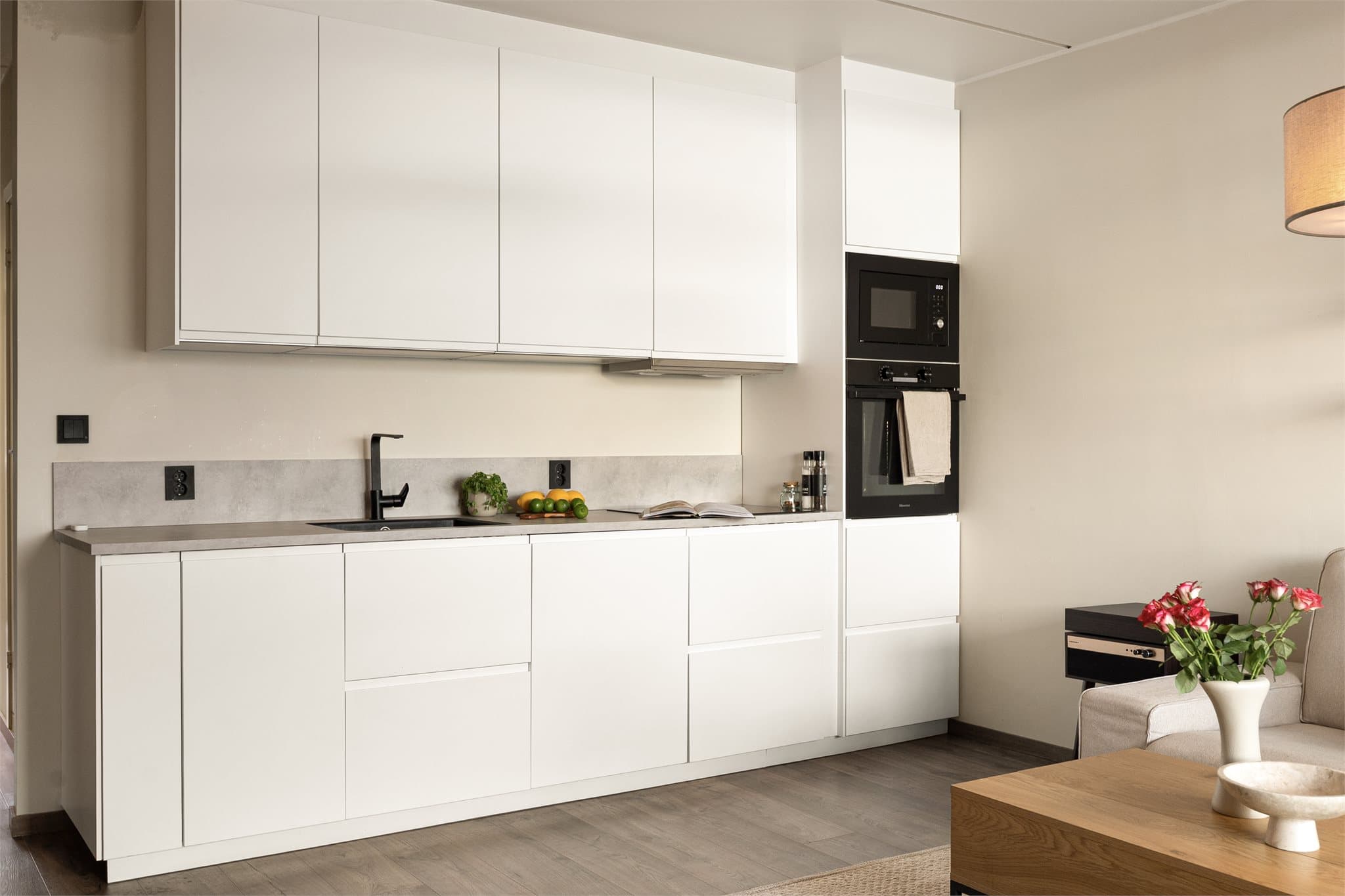 - En nydelig leilighet med lekker kjøkkeninnredning fra 2025 med slette fronter og benkeplate i laminat -