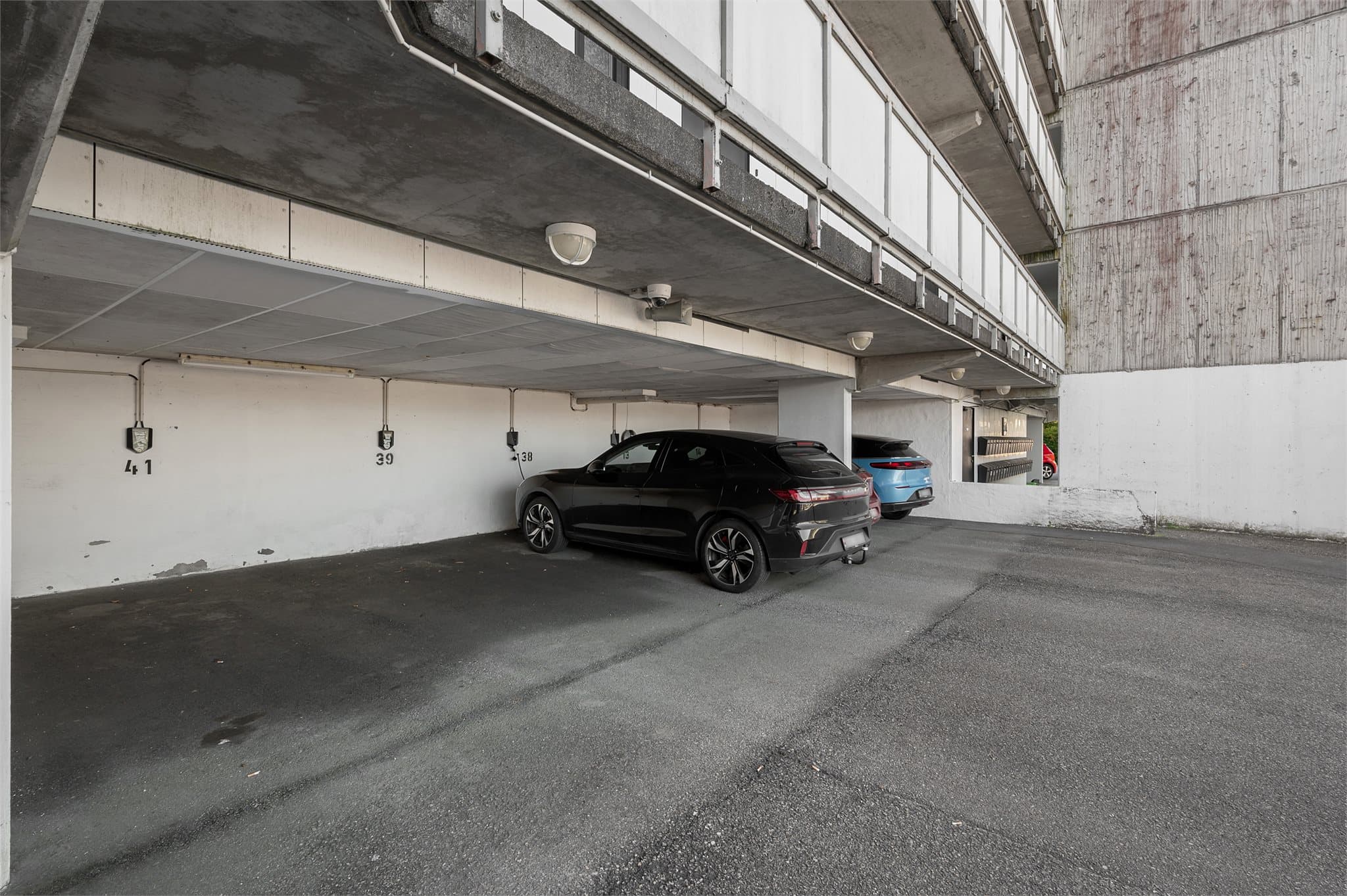 - Tilhørende leiligheten er det fast parkering med el-lader. Sameiet har også utvendige parkeringsplasser som kan benyttes fritt -